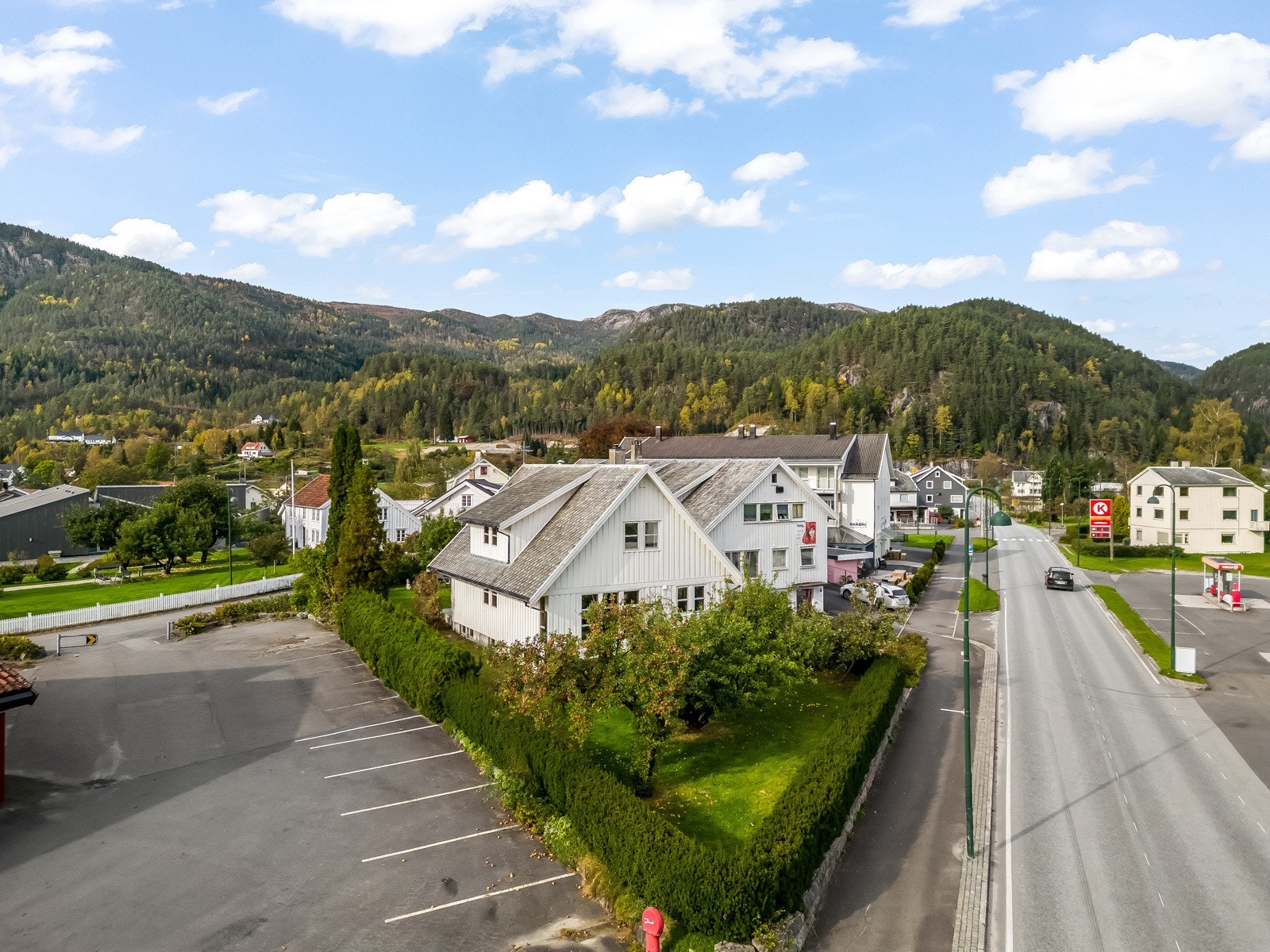 Gangavstand til matvarehandel, bakeri, skoler, barnehage, idrettsanlegg, kino/kulturhus, badestrand og båthavn. Galleribilde