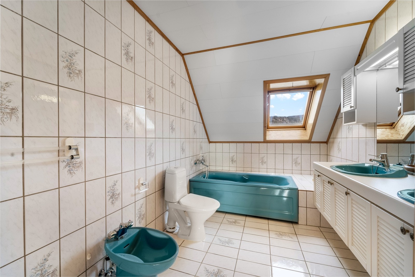 Innredet med seksjon med dobbel servant, toalett, badekar og bidè. Galleribilde