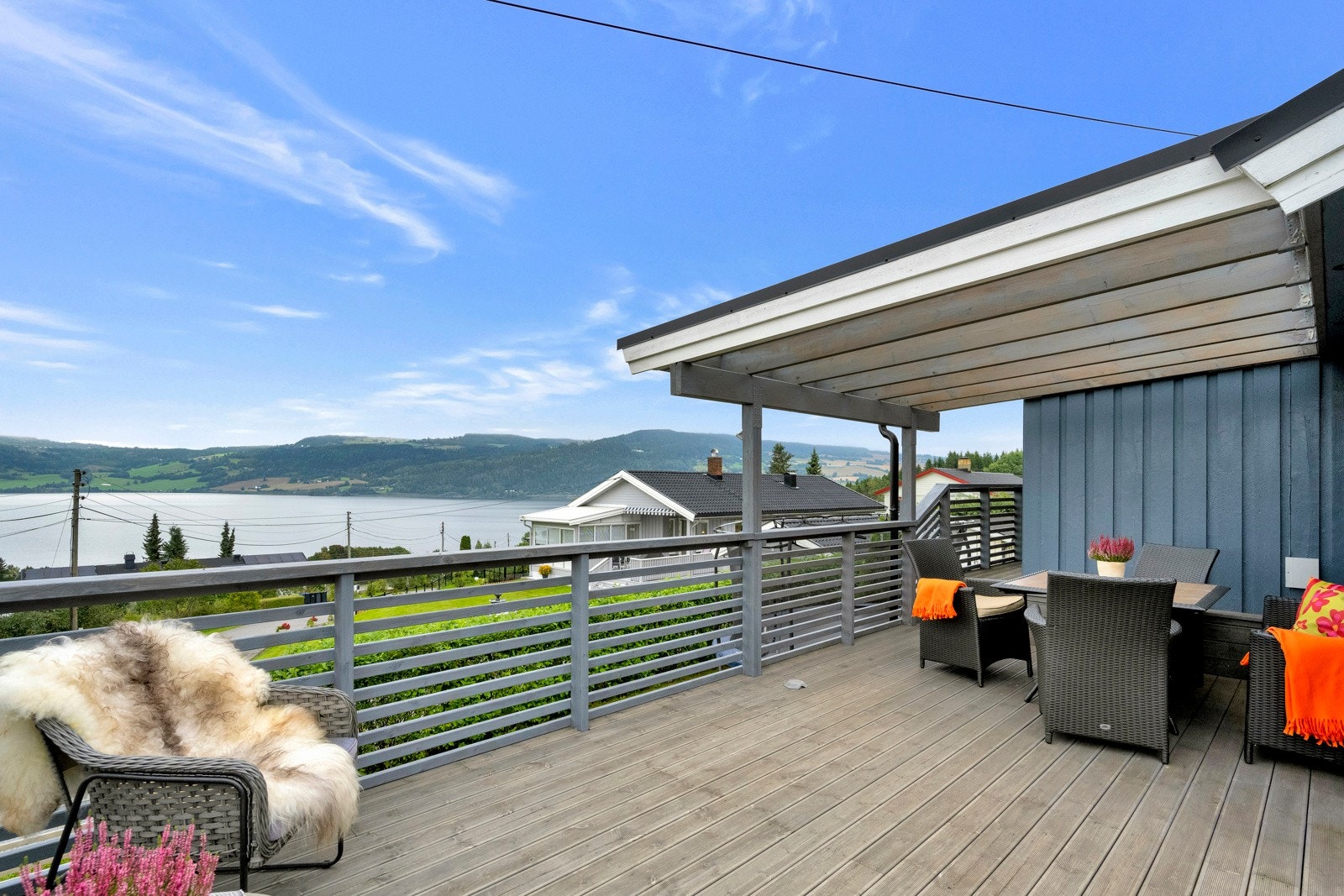 Delvis overbygd stor terrasse Galleribilde