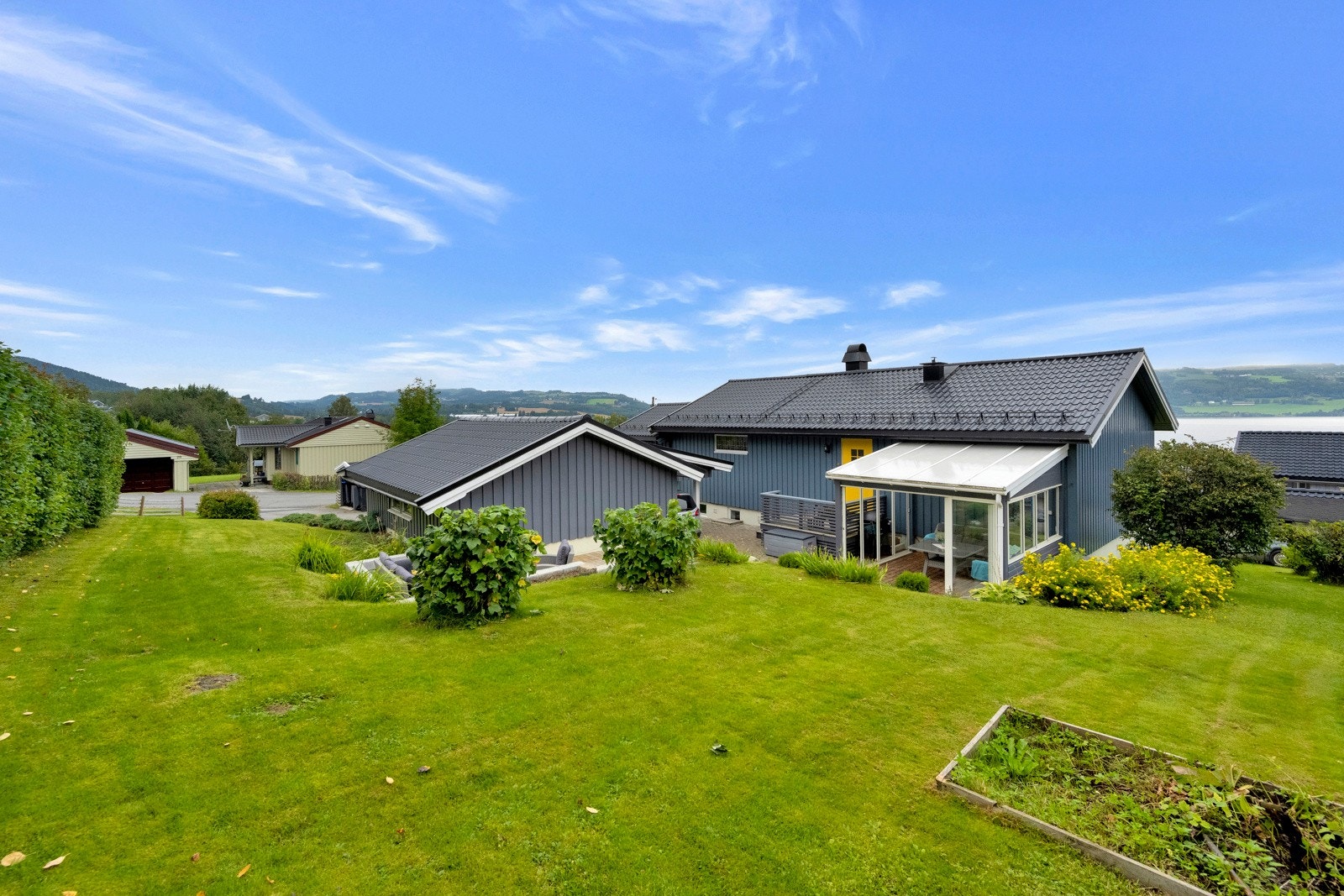 Hage med plen og beplantning Galleribilde