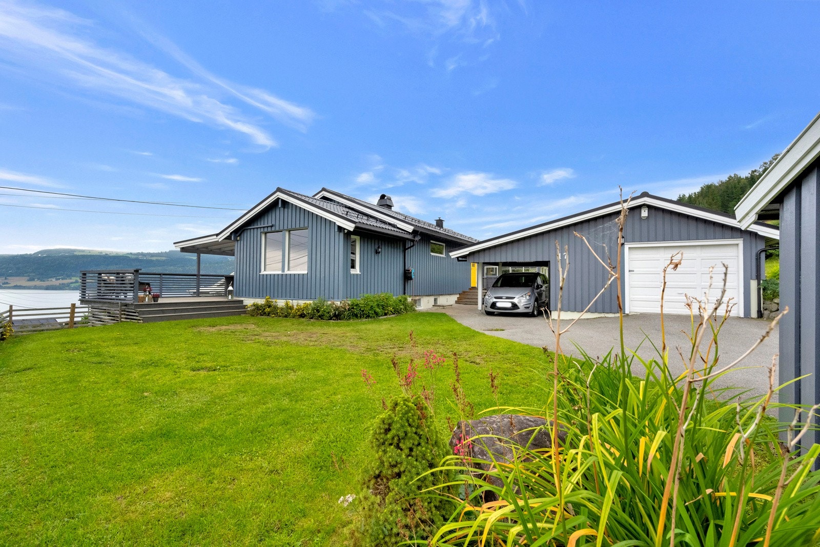 Gårdsplass med garasje og carport Galleribilde