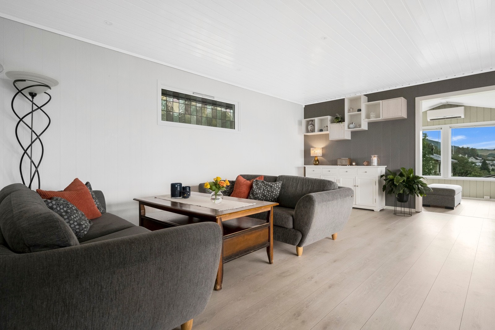 Fin plass for sofa og spisestue i stuen Galleribilde