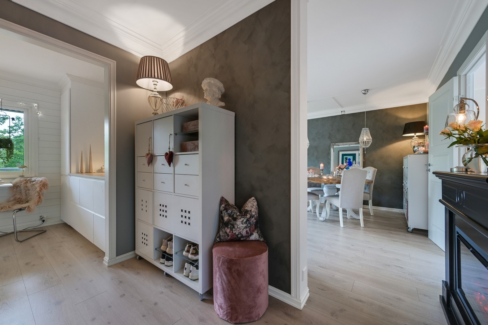 Hyggelig gang i leilgheten med god plass til å henge fra seg sitt yttertøy Galleribilde