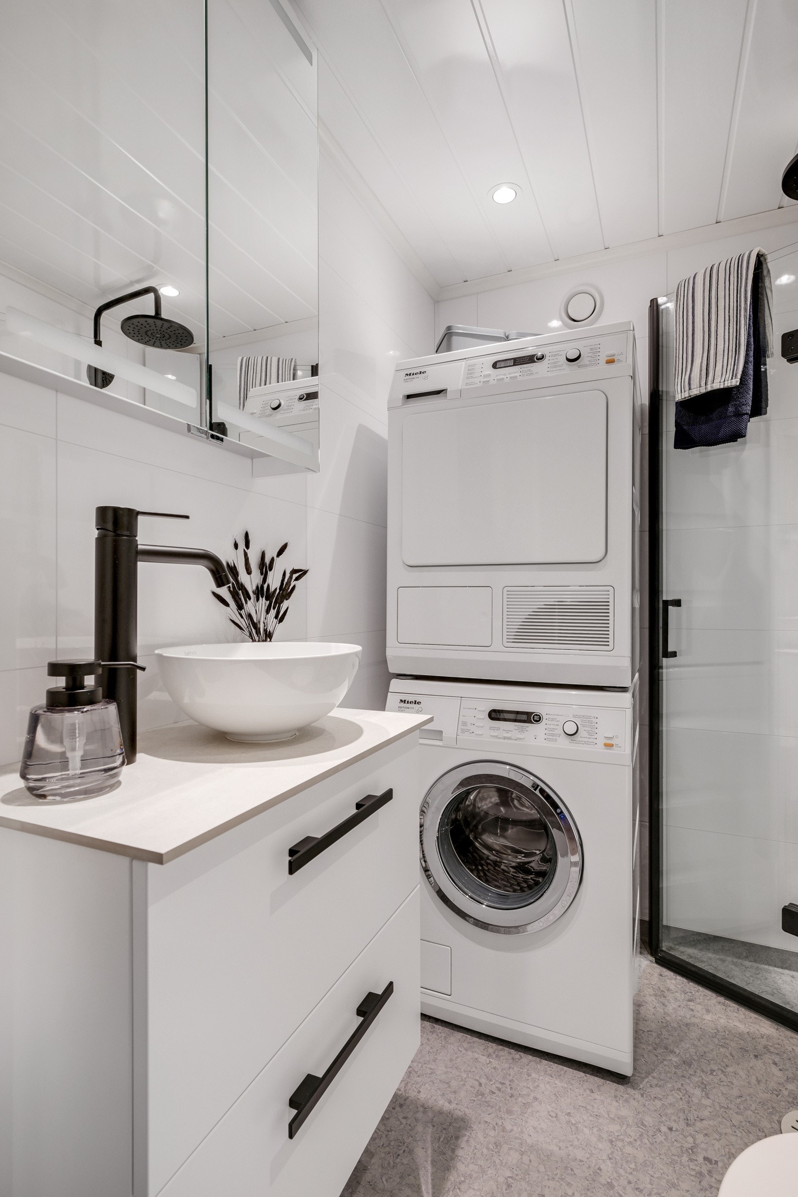 På badet er det opplegg for vaskemaskin og plass for tørketrommel - i tillegg er det felles vaskerom i kjelleren. Galleribilde