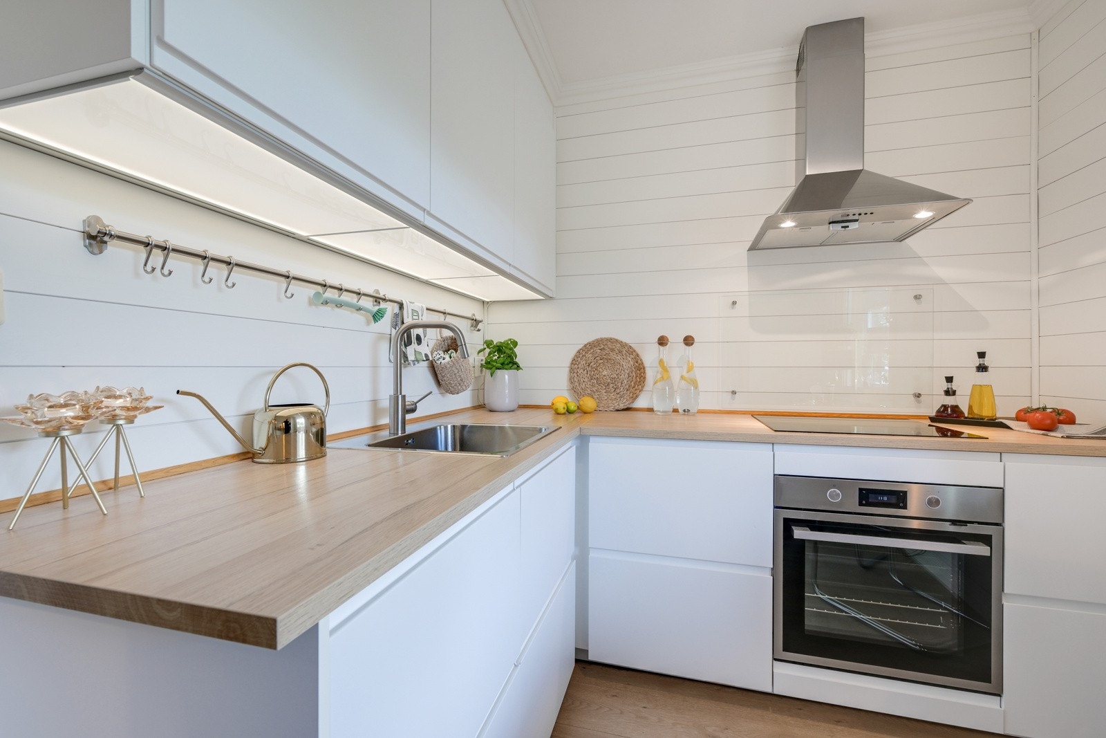 Lys og pent kjøkken med Ikea-innredning fra 2017. Galleribilde