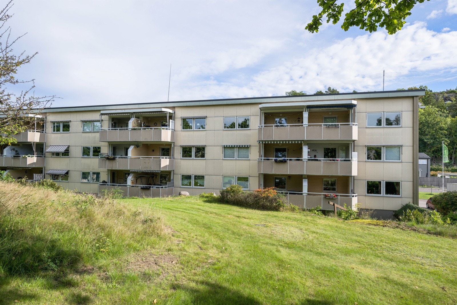 Balkongen vender inn mot et lite tun hvor man kanskje kan se rådyrene i blant Galleribilde