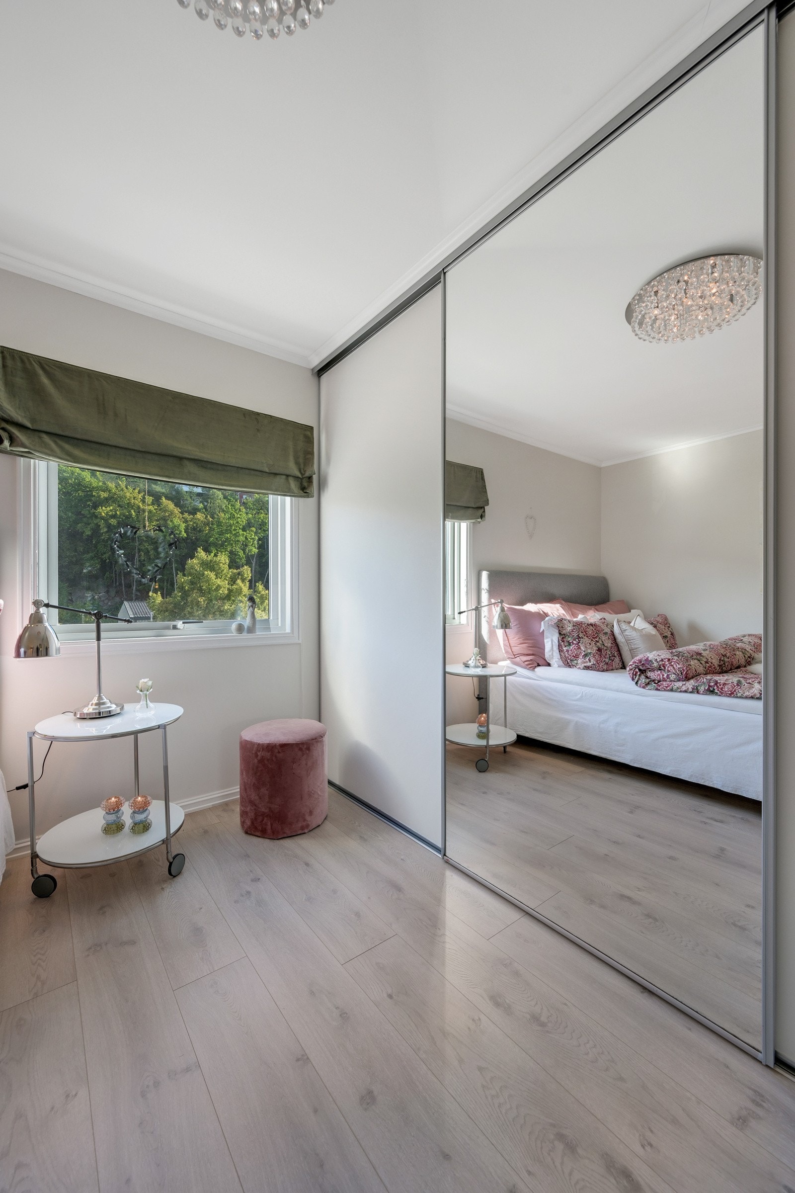 Soverom nr. 1 - Skyvedørsgarderobe på hovedsoverommet med god lagringsplass Galleribilde
