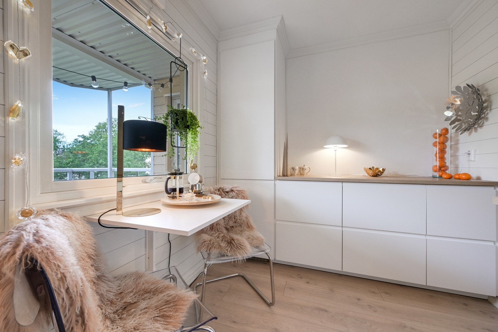 Kjøkkeninnredningen har gode skuffer så det er god plass til både service og annet tilbehør Galleribilde