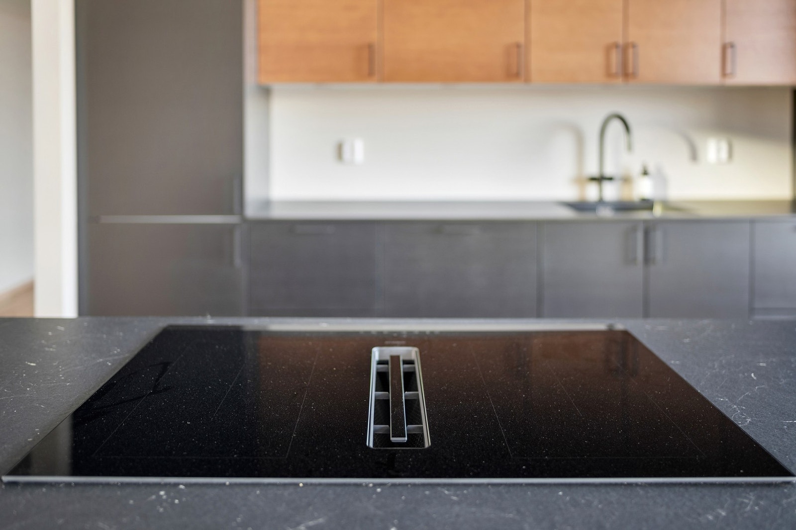 Moderne og oppgradert platetopp fra Electrolux med innebygd ventilasjonsvifte. Galleribilde