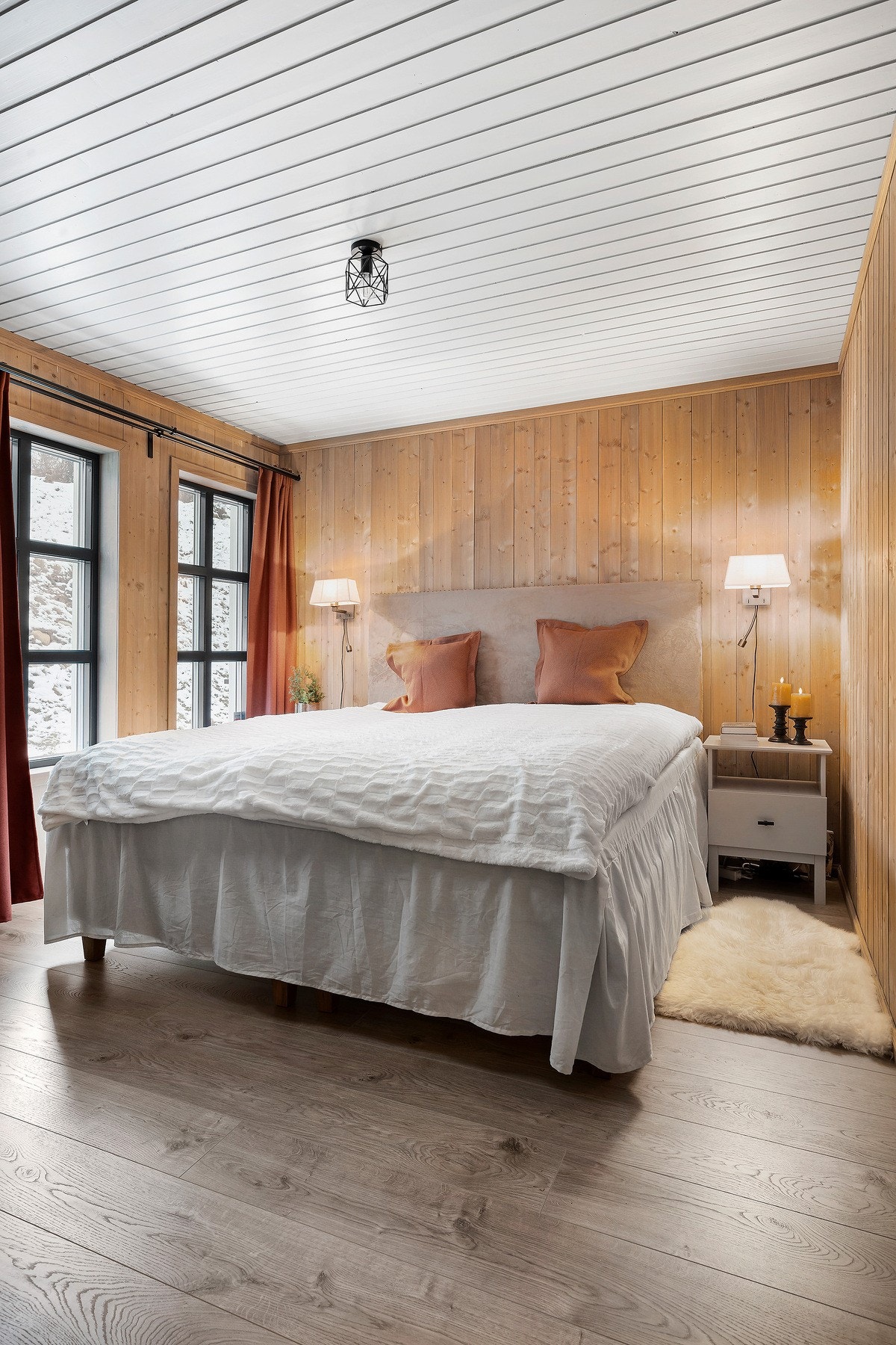 Den innholdsrike hytta har hele 4 soverom med god plass for garderobeløsning. To av soverommene ligger i første etasje. Dette er hovedsoverommet som ligger i 1.etg Galleribilde