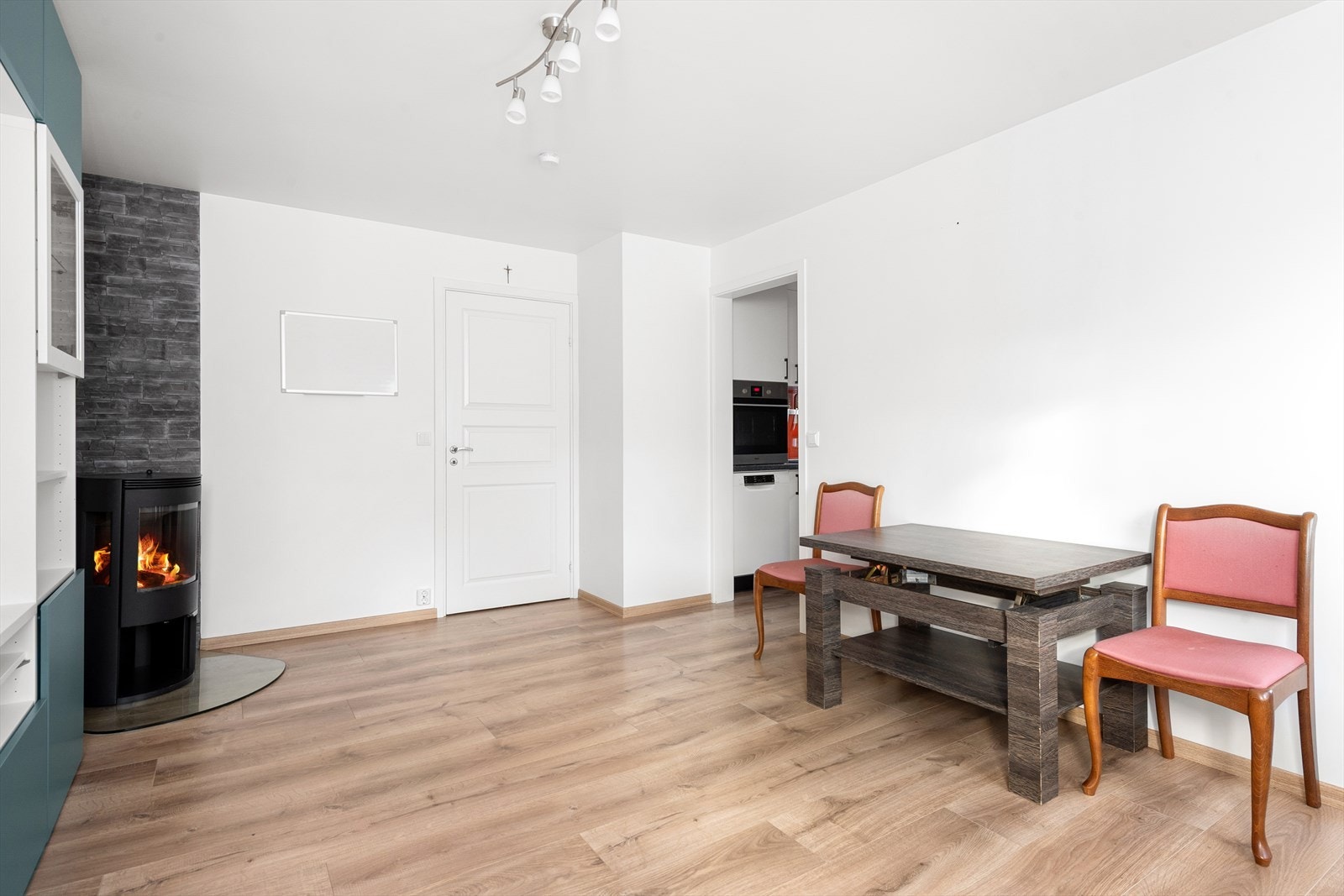 Stue med adkomst til kjøkken. Galleribilde