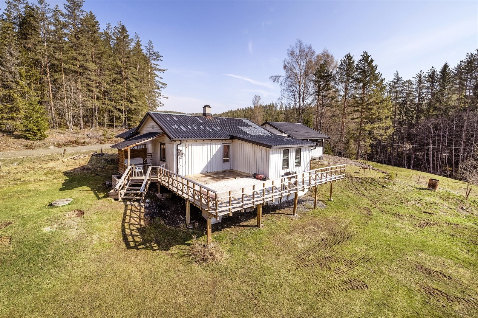 Tomten er på ca. 1500m² og består av gruslagt gårdsplass, plen og noe masser Galleribilde