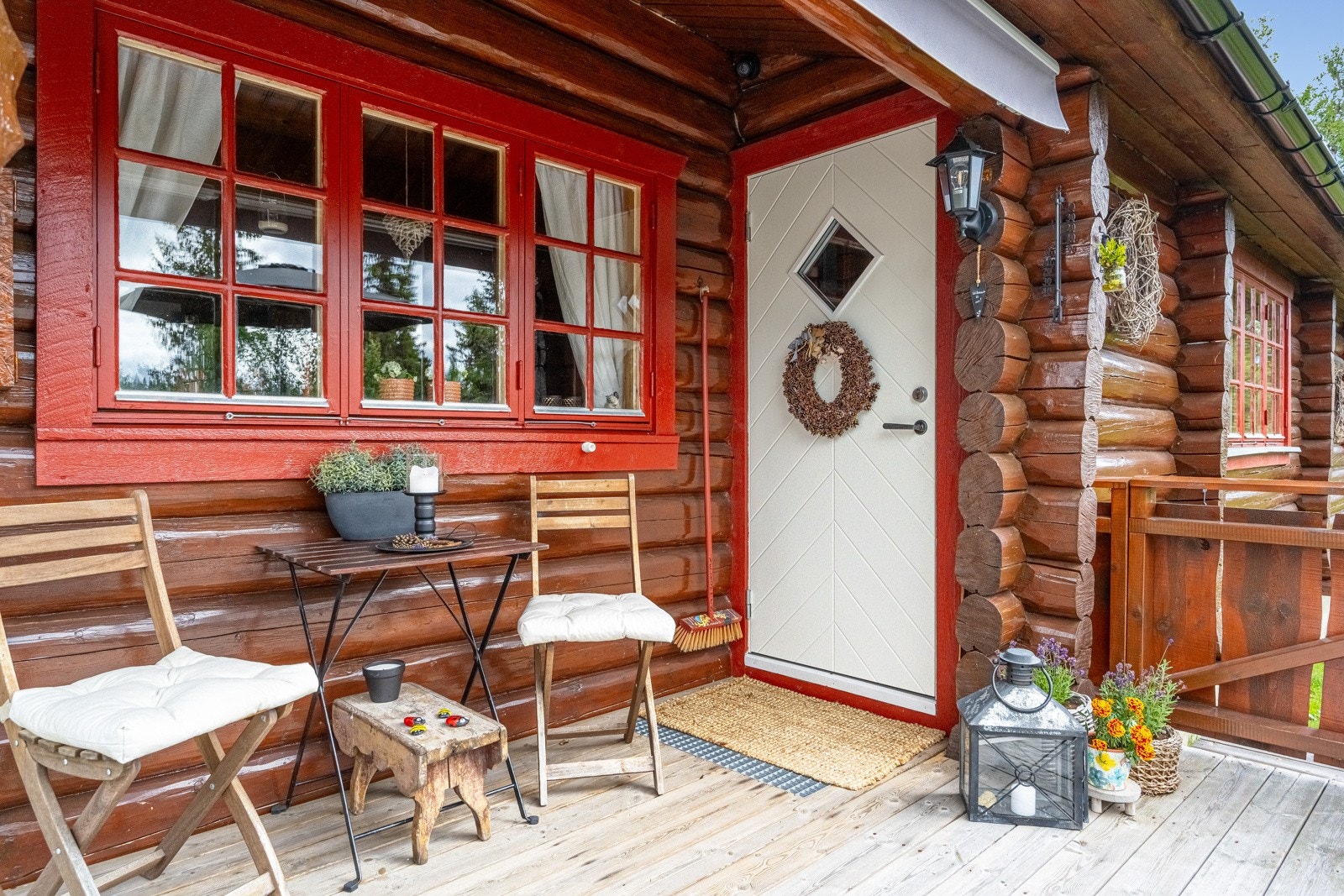 Ved inngangspartiet kan man nyte omgivelsene sammen med en god kopp kaffe Galleribilde