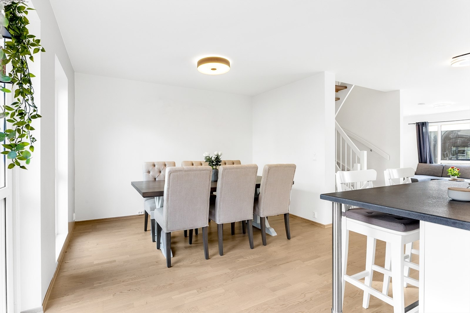Det er plass til en trivelig spisegruppe ved kjøkkenet. Galleribilde