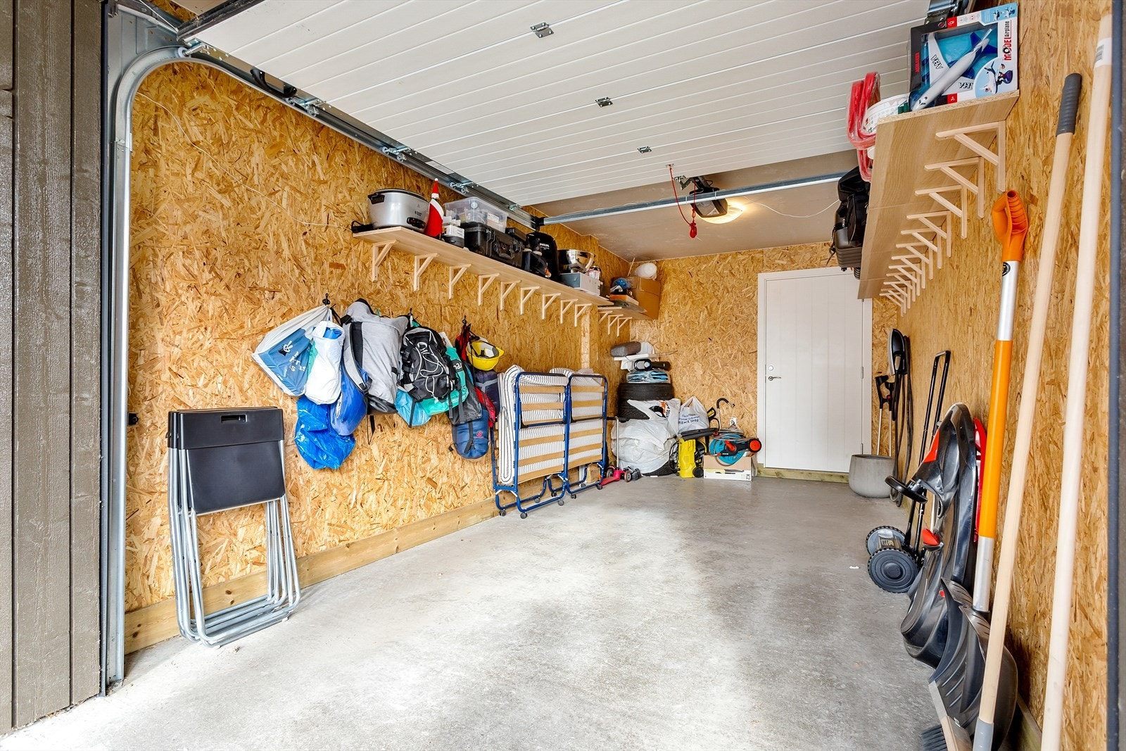 Boligen har integrert garasje med tilgang til bod på 5,5 m². Det er montert elbil-lader i garasje. I tillegg er det plass til biloppstilling på egen gårdsplass. Galleribilde