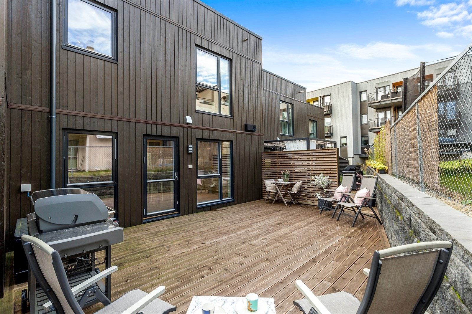 Romslig og delvis usjenert terrasse på 34 m² belagt med terrassebord
. Galleribilde