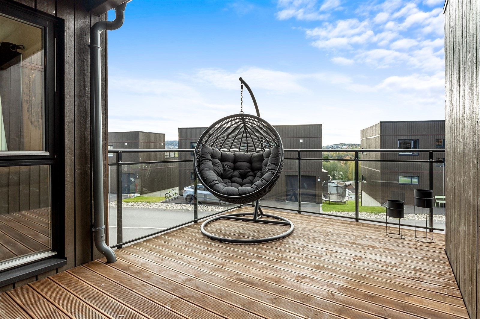 Fra stuen er det utgang til en flott balkong på 12 m². Her er det plass til utemøbler og balkongen har et fint utsyn over området. Galleribilde