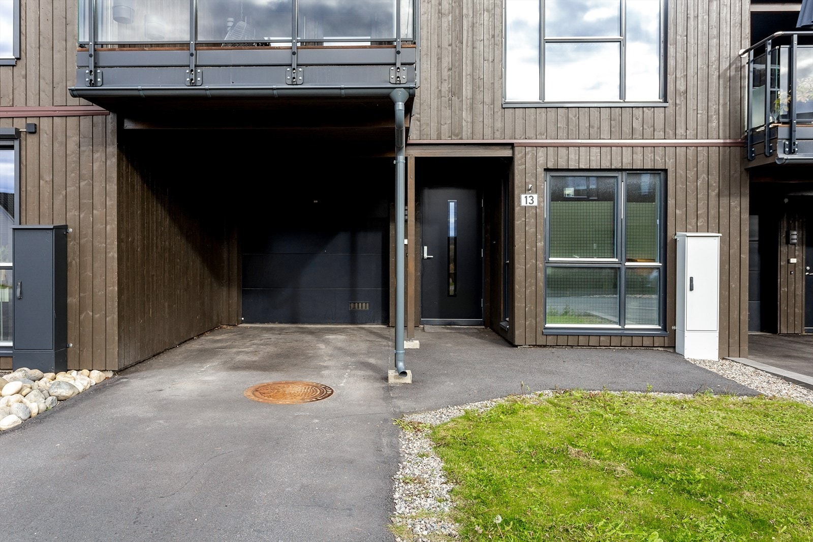 Dette er et innholdsrikt rekkehus over 3 plan med 4 soverom, beliggende på Kjeller ved Lillestrøm. Bygget er fra 2019. Galleribilde