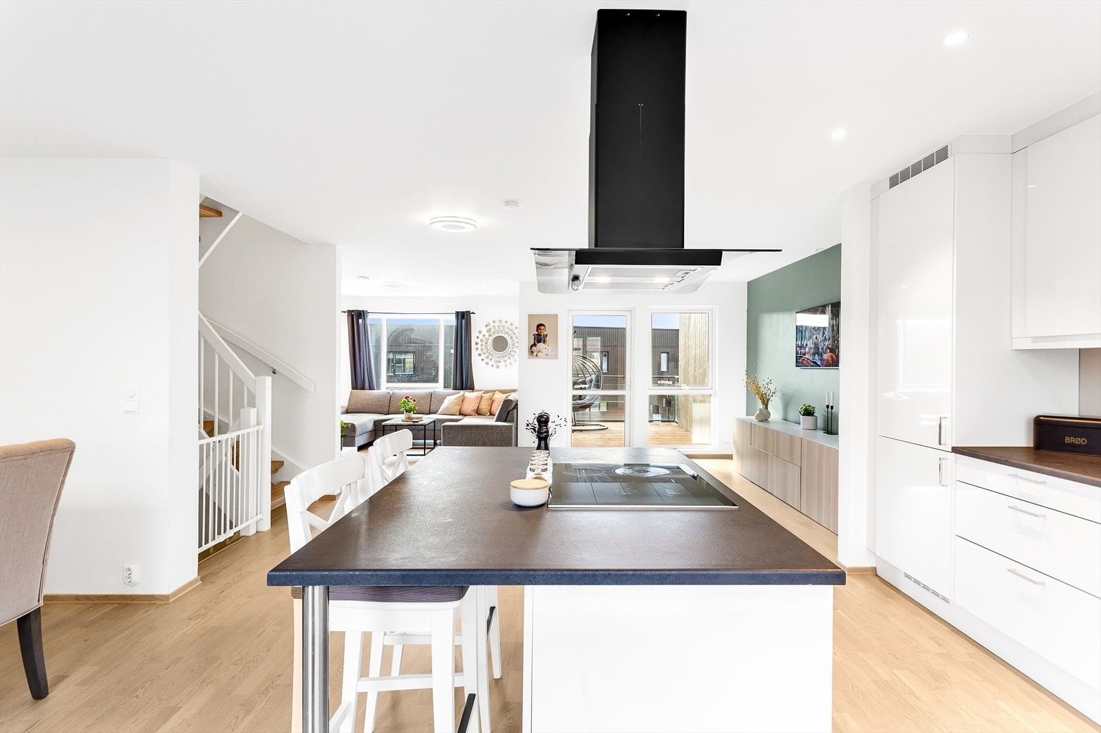 Rekkehuset er gjennomgående og man kan servere gjestene både på balkongen og terrassen. Galleribilde