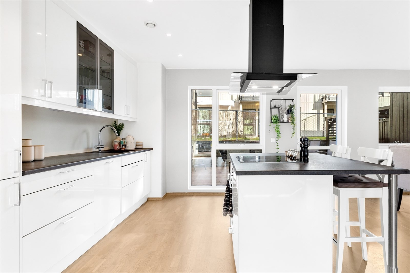 Soft close, lyslist, takoppforing, laminat benkeplate med nedfelt induksjonstopp og planlimt kum. Galleribilde