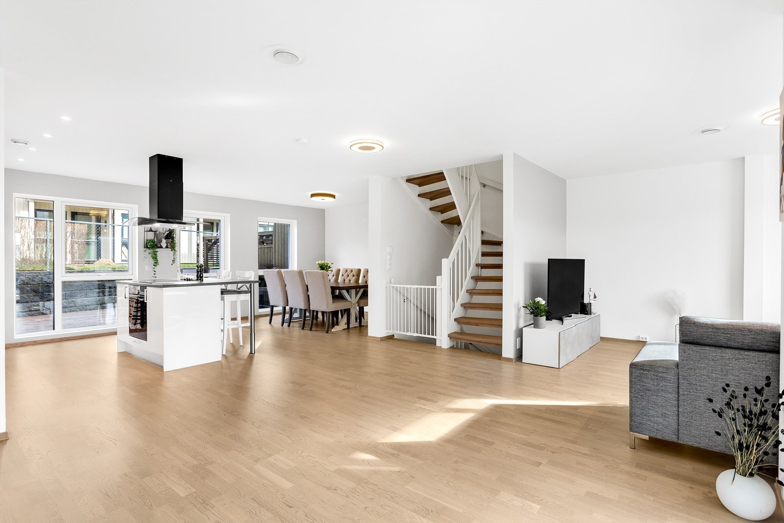 Velkommen opp til 2. etasje hvor du har en lys og luftig stue i åpen løsning med kjøkkenet. Galleribilde
