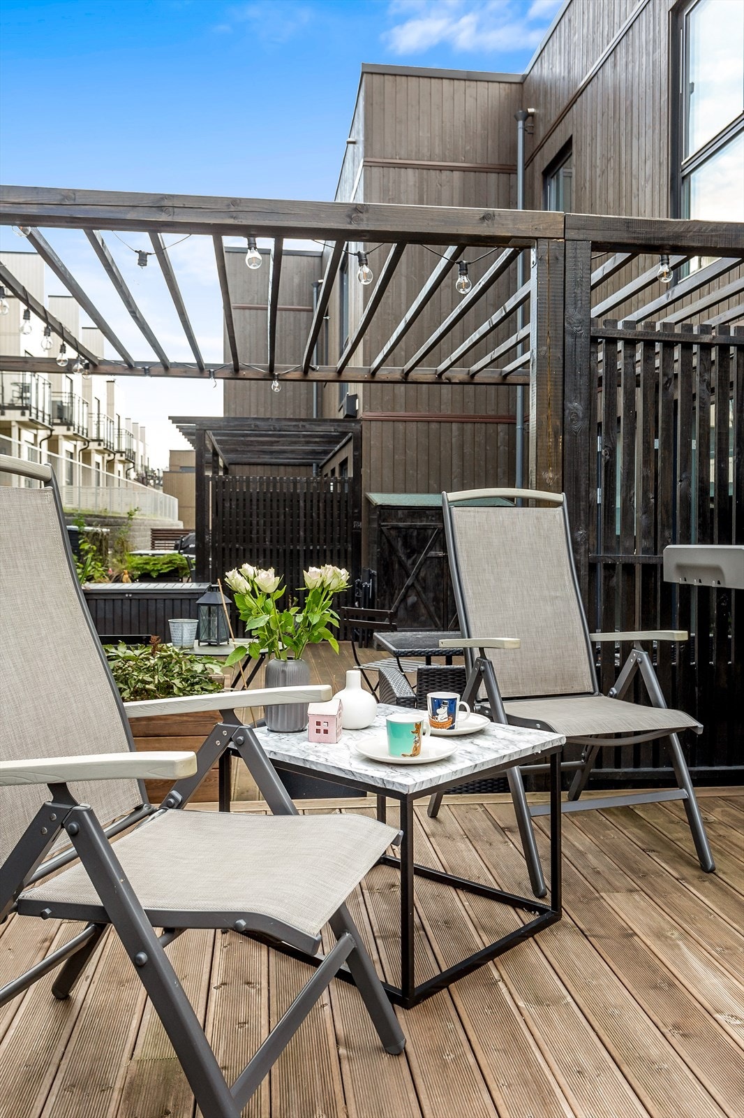 God plass til flere sittegrupper / spisesoner på terrassen. Galleribilde