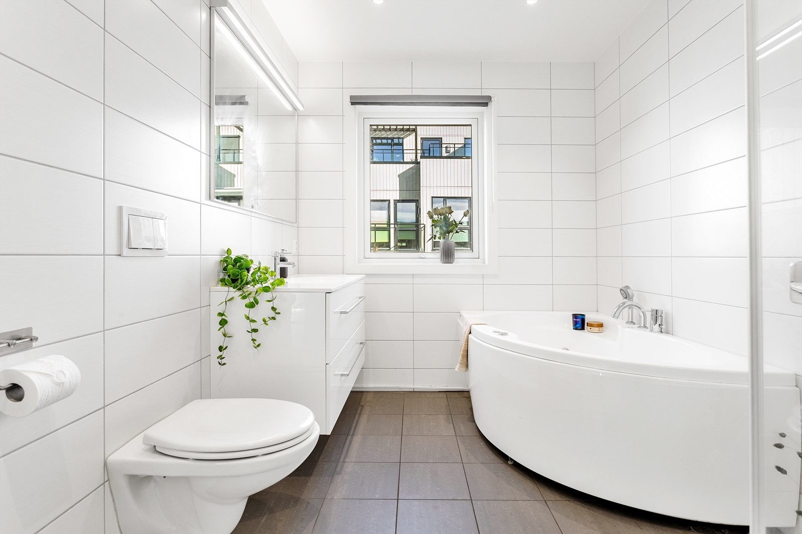 Loftetasjen har også et meget delikat flislagt bad med vannbåren varme og downlights i himling. Galleribilde