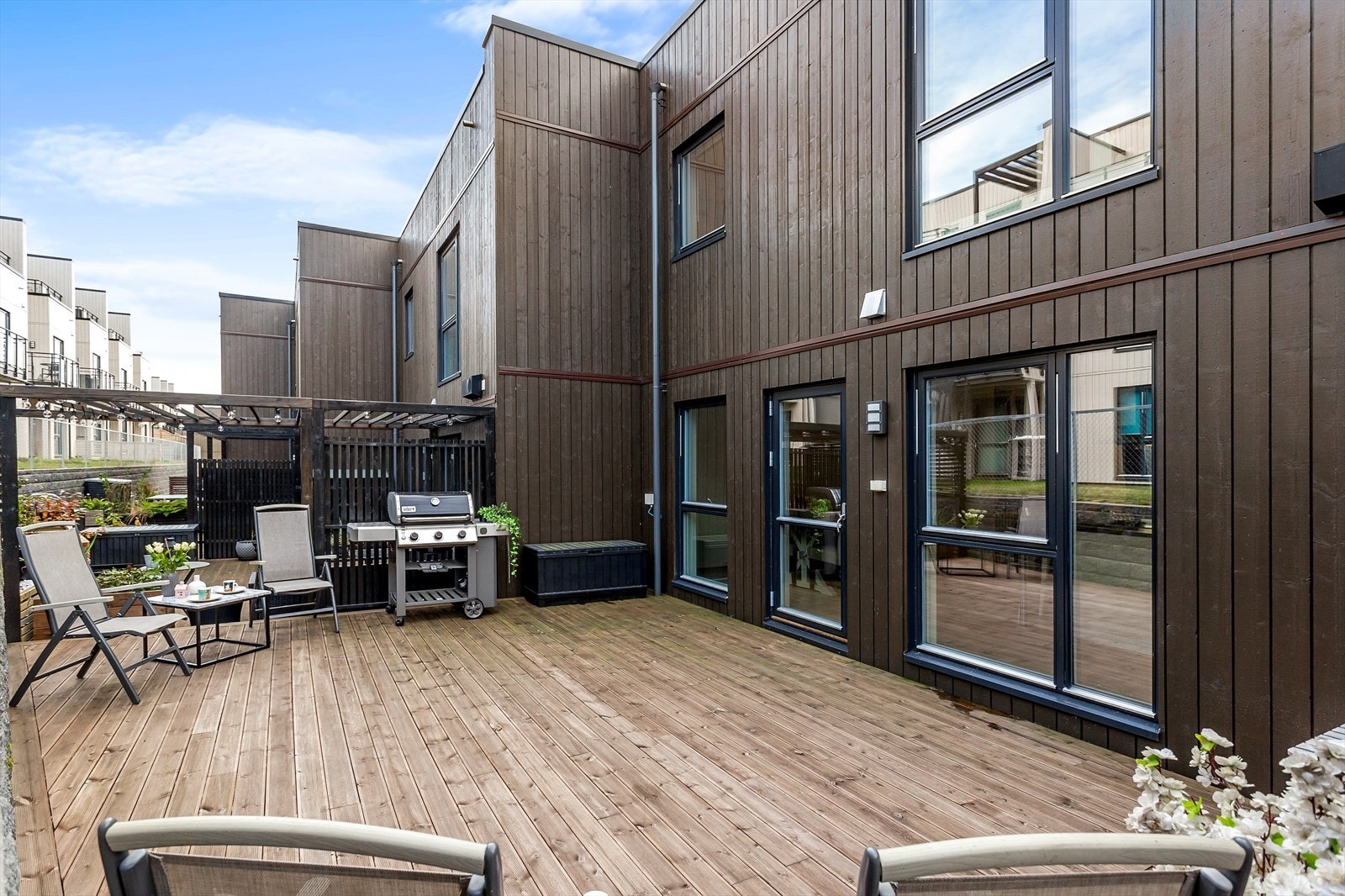 Lun og hyggelig terrasse. Galleribilde