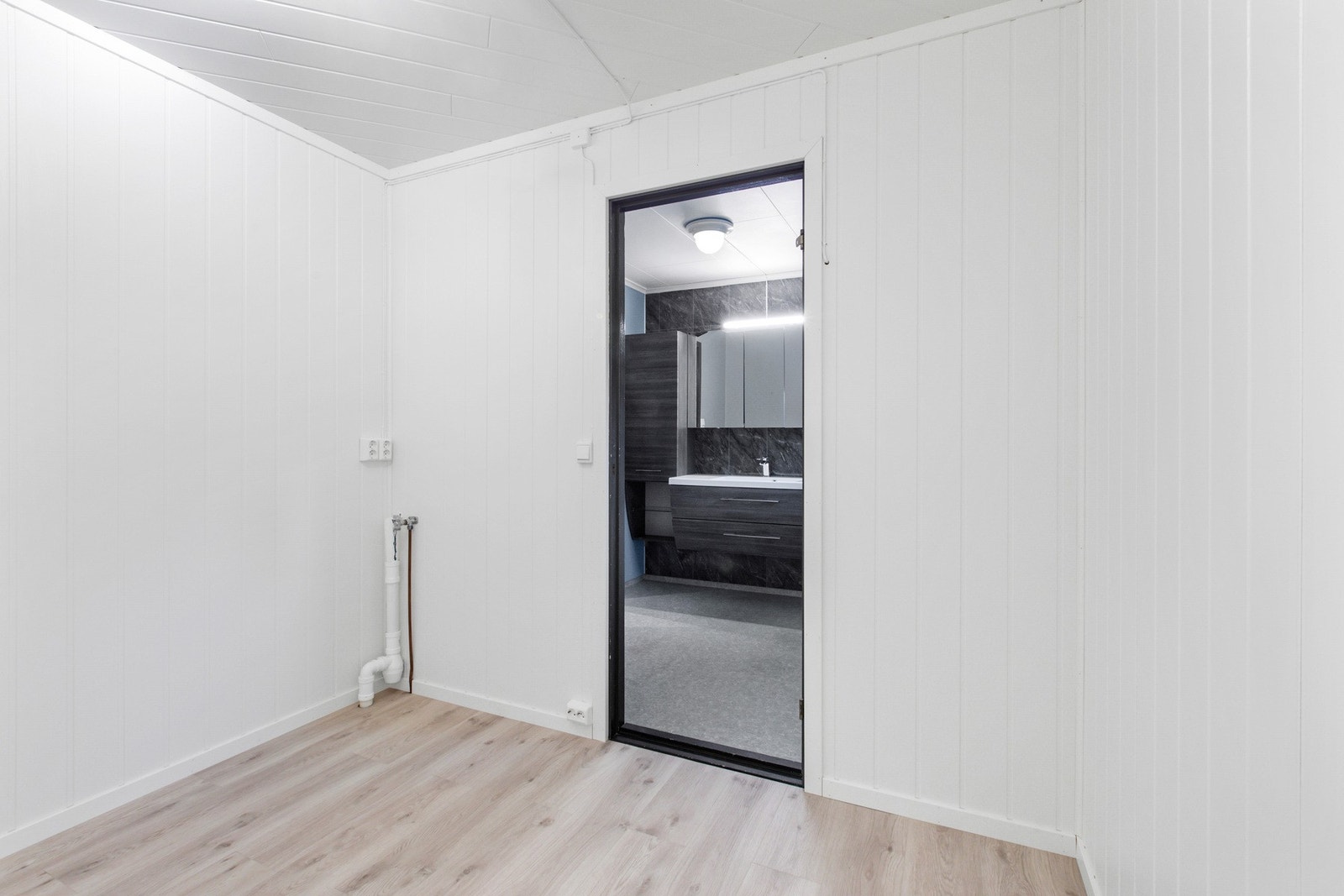 Bodareal i tilknytning til badet brukes i dag som vaskerom. Merk: Det er ikke sluk på dette rommet. Galleribilde