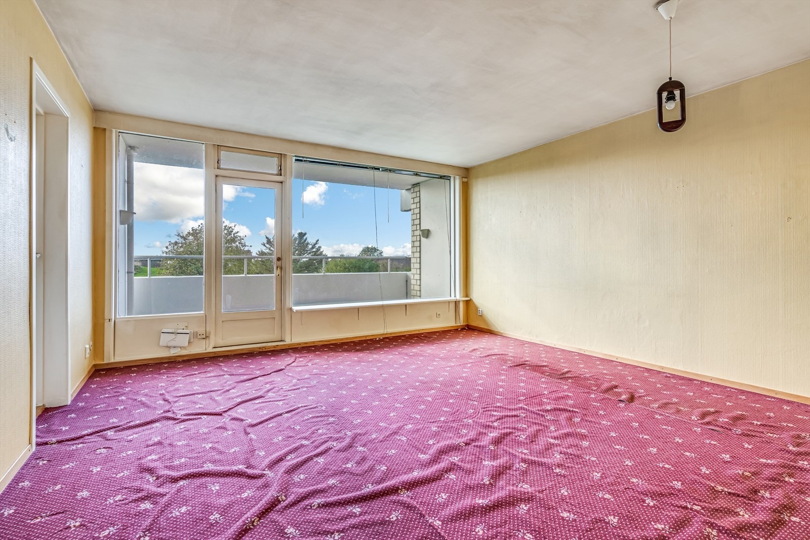 Stue - Leiligheten har behov for oppgraderinger/modernisering Galleribilde