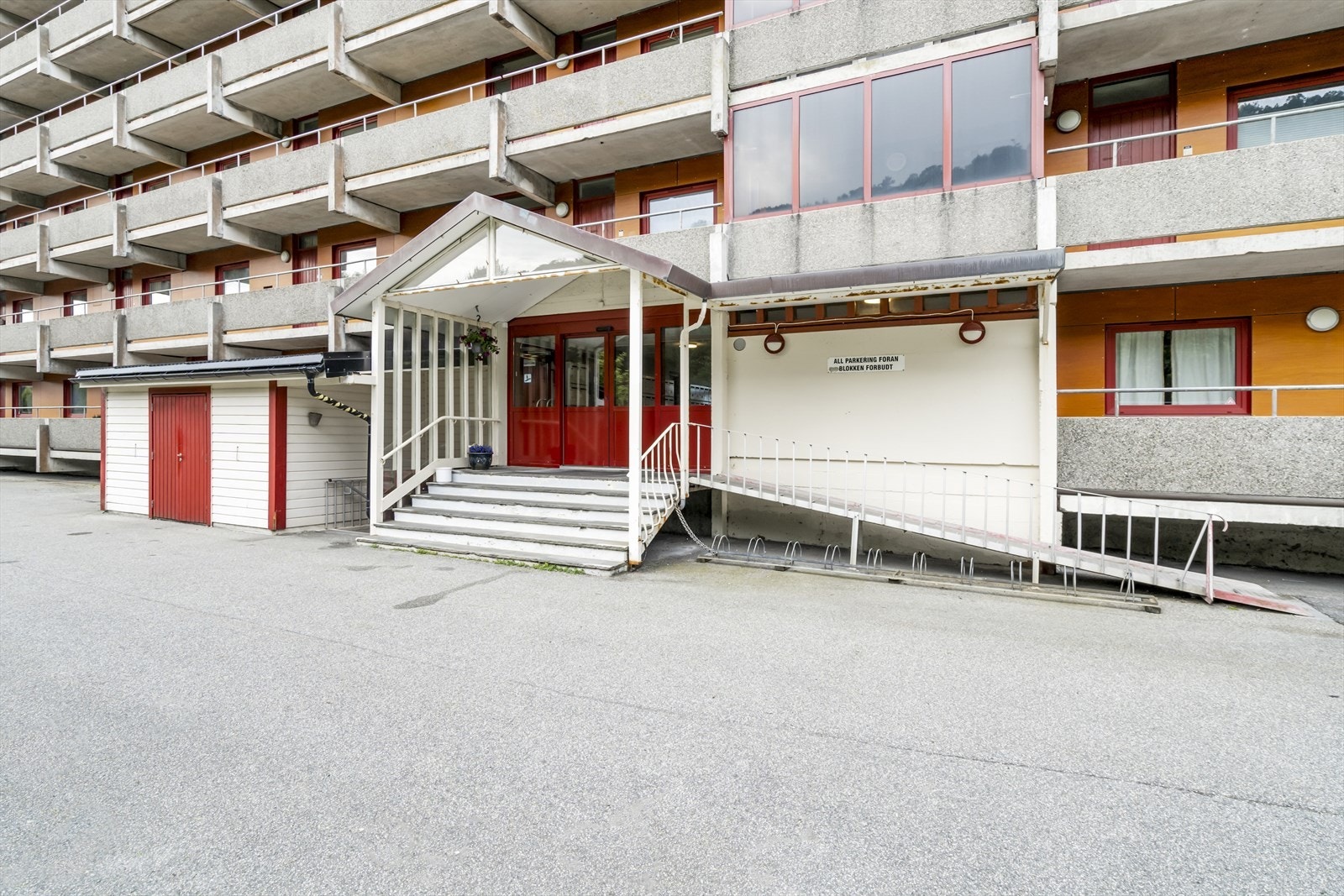 Trappefri adkomst via rampe og heis Galleribilde