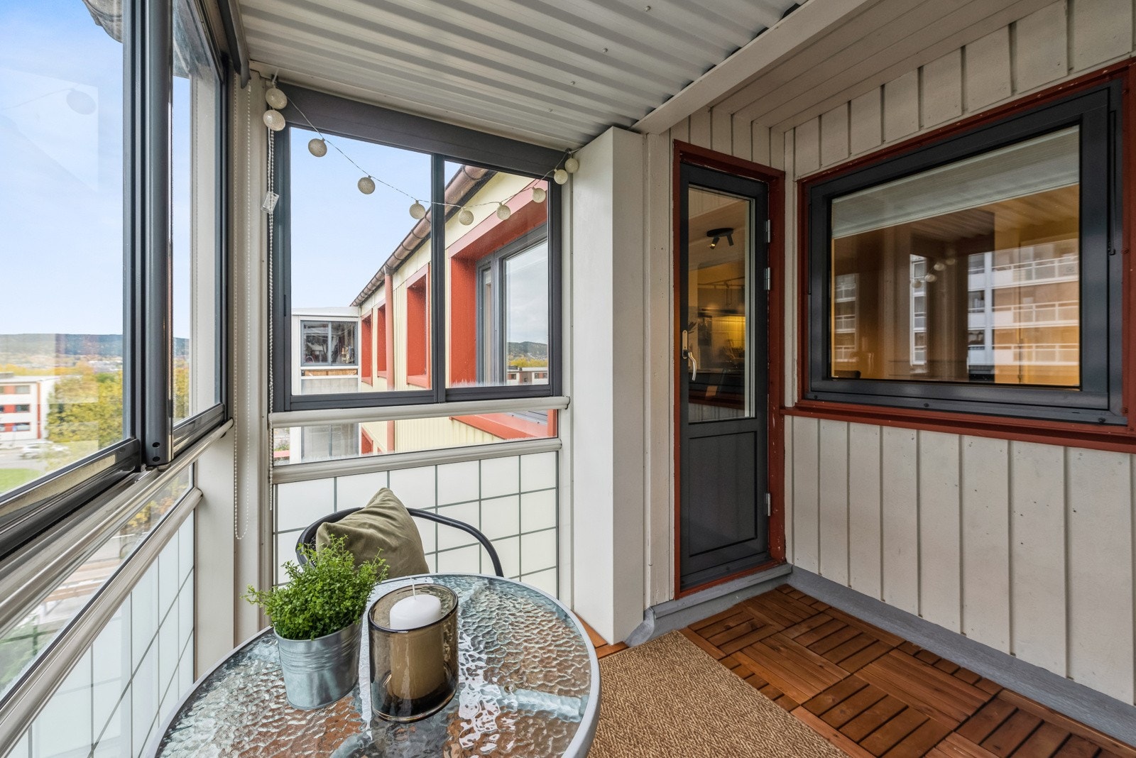 Glassbyggerstein og skyveglass. Hellelagt treplatting på gulv. Dette er et godt ekstra rom for store deler av året. Galleribilde
