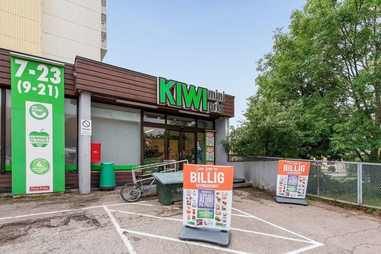 Kiwi nærbutikk 2 min unna leiligheten. Meny med ferskvaredisk og Rema finner du på Kalbakken. Galleribilde