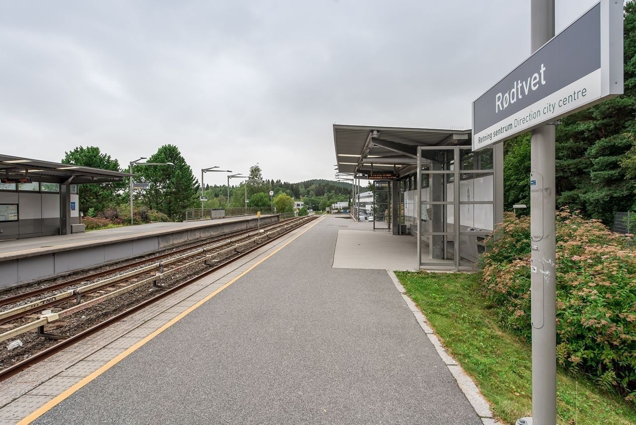 Kun få minutter til T-banestasjon med linje 4 og 5, hyppige avganger. Flere bussalternativer på Trondheimsveien, også buss 31 som går hele døgnet. Galleribilde