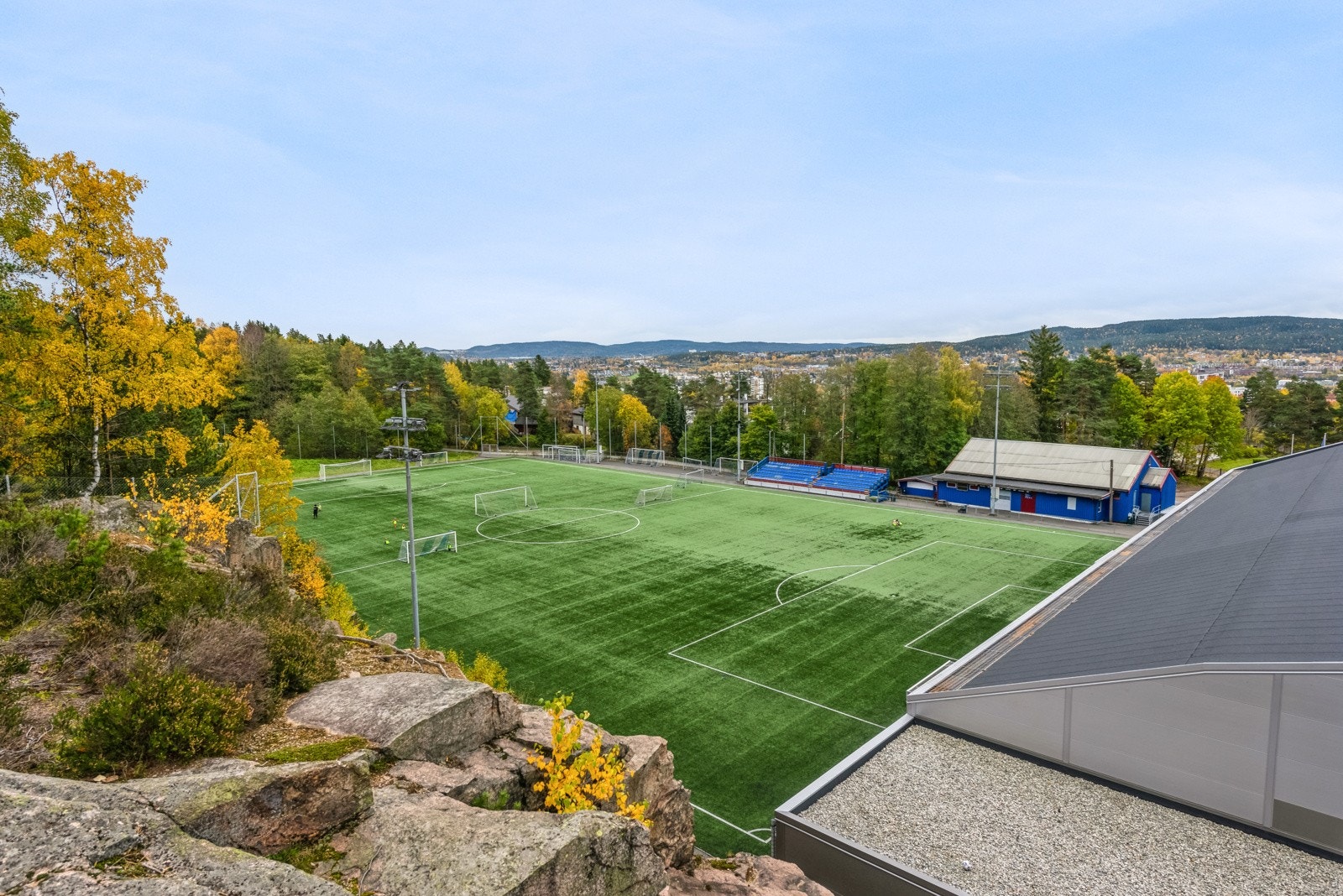 Området har flere treningsarener, her yrer det normalt av treningsklare gutter og jenter. Galleribilde