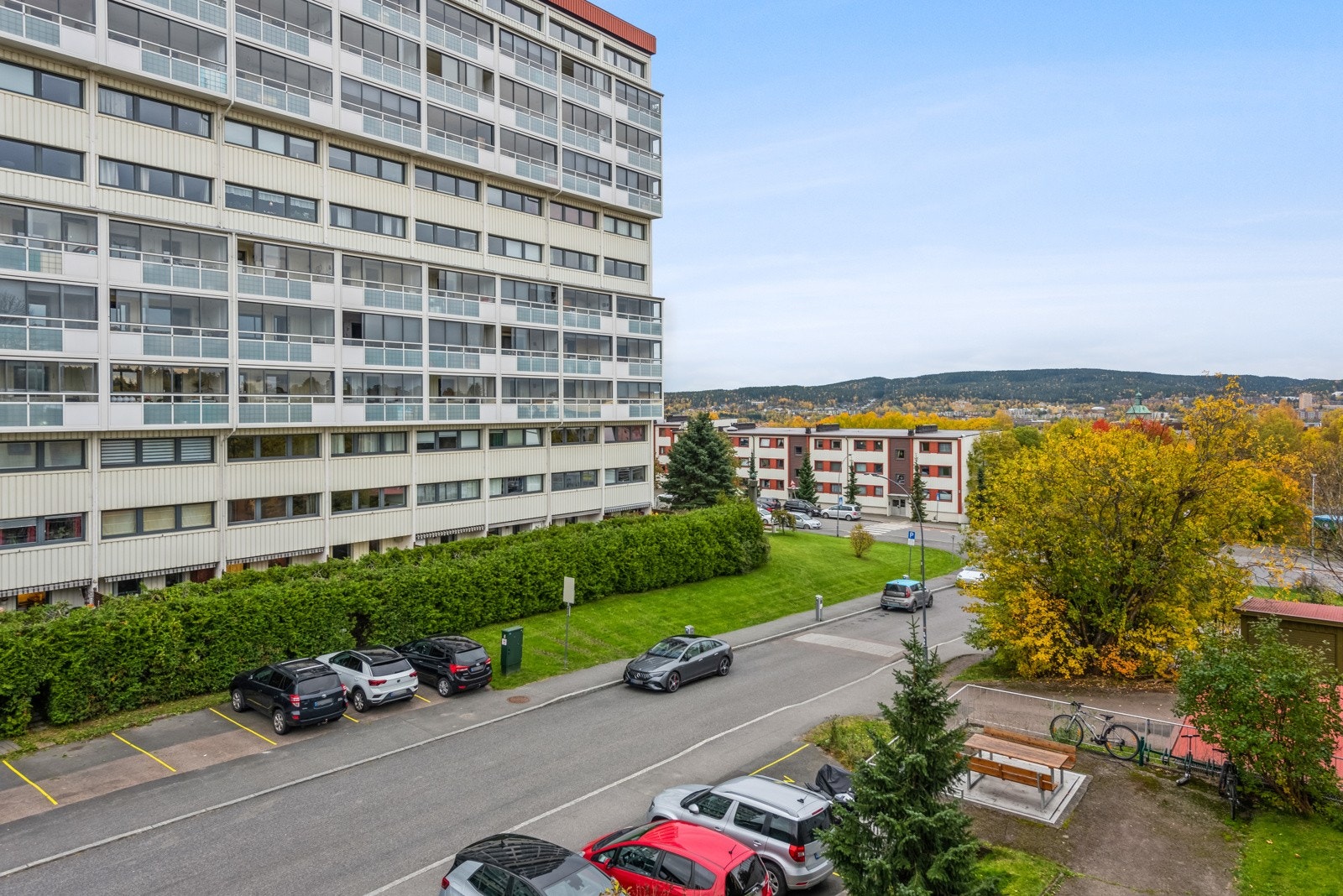 Utsikten fra balkong, stue og soverom nedover Rasmus Engersvei brede gate. Galleribilde