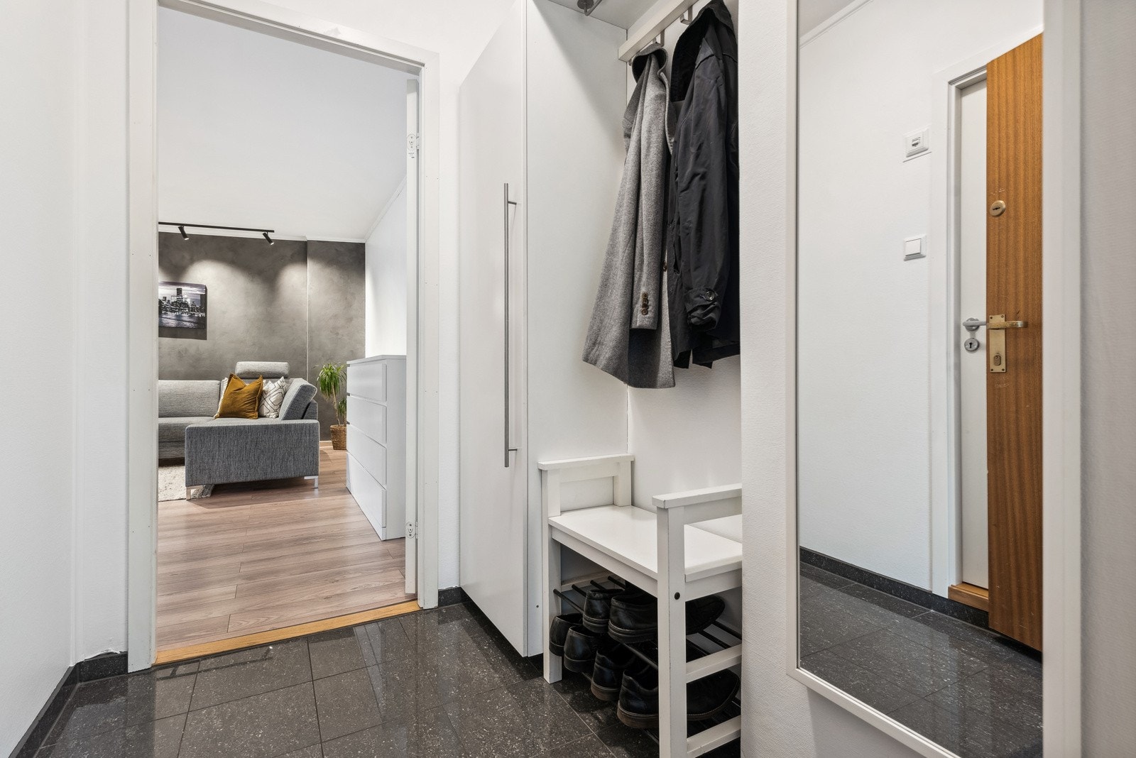 Lys entré med garderobeoppheng. Et hyggelig rom å ønske venner og familie velkommen. Galleribilde