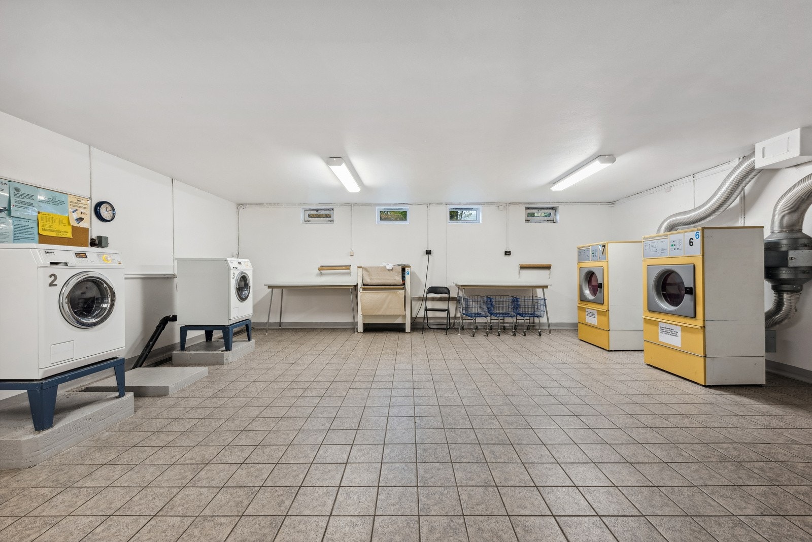 Ryddig og rent fellesvaskeri som fungerer veldig godt i borettslaget. Galleribilde