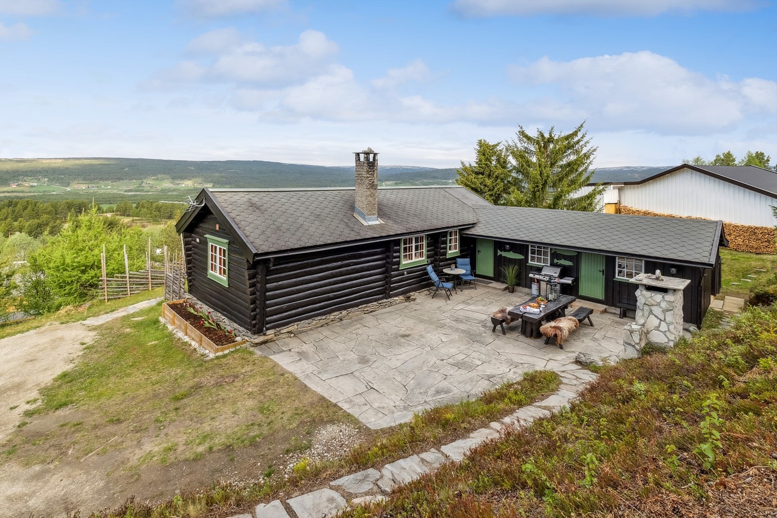 Flott hytte kun 2 km fra Røros sentrum beliggenende på en stor tomt på nesten 2,5 mål. Nydelig utsikt og gode solforhold. Galleribilde