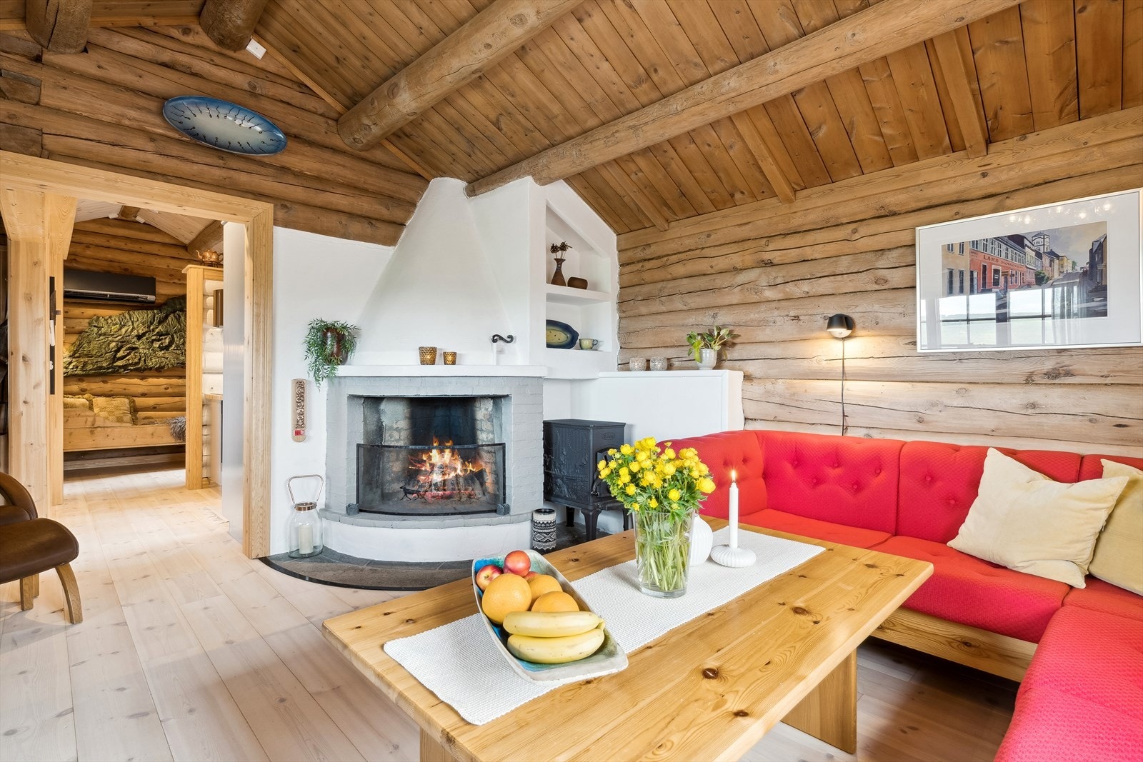 Trivelig stue med åpen peis og vedovn. Galleribilde