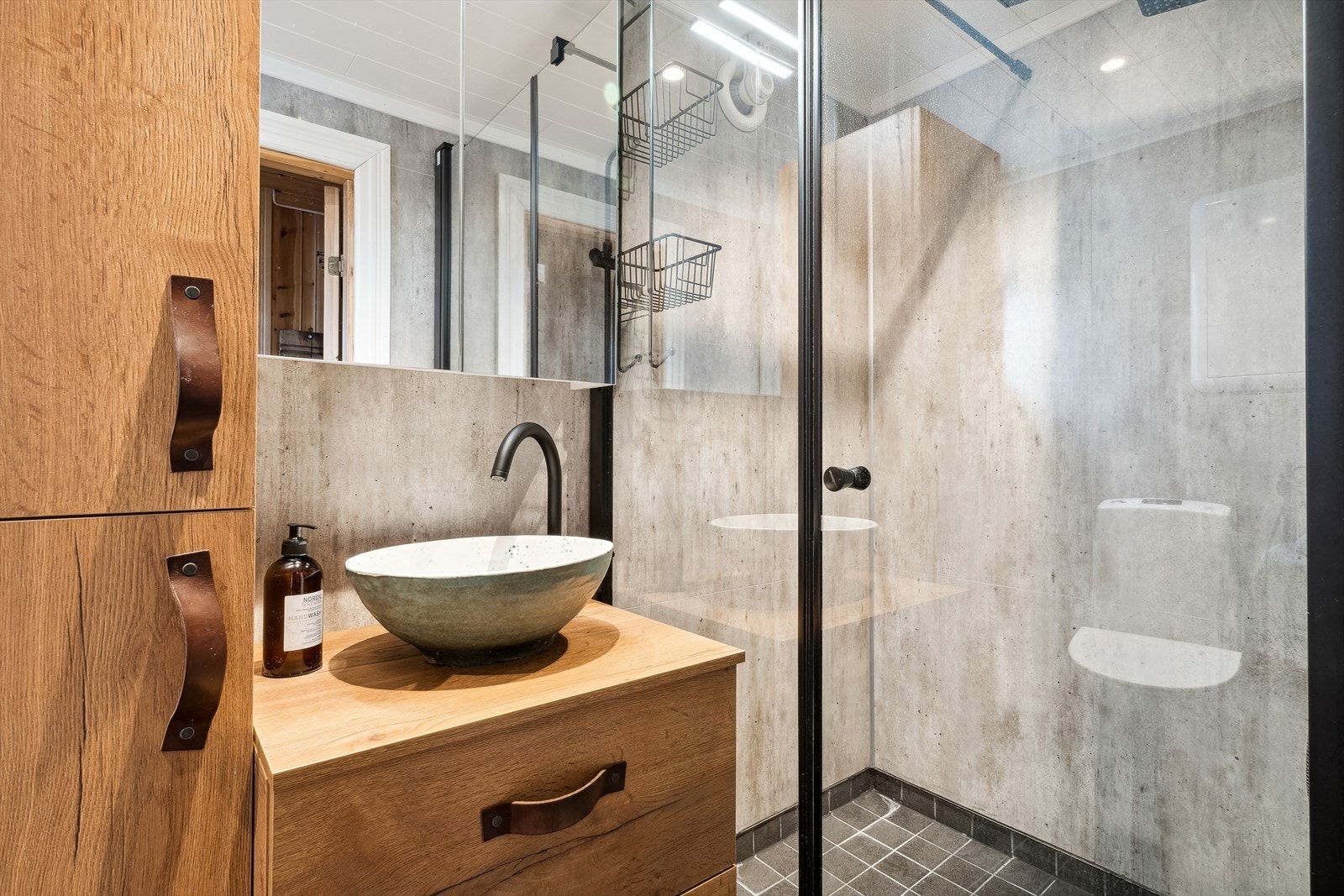 Flott bad med dusjhjørne, servant, skapplass og wc. Badet ble også oppusset i 2020. Galleribilde