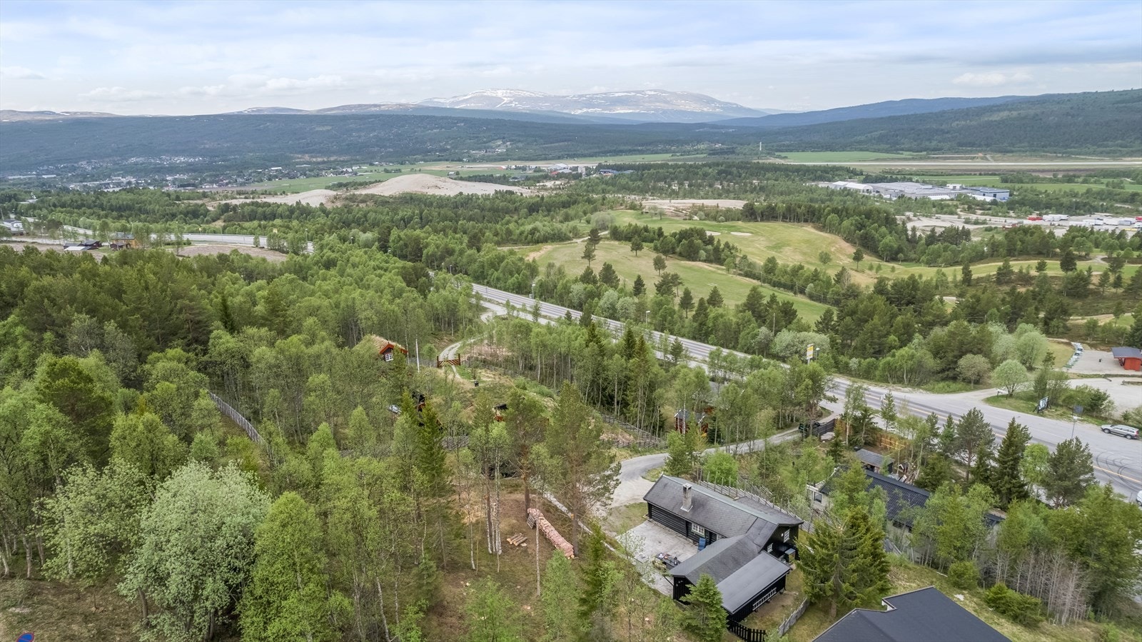 Røros Golfpark ligger på andre siden av veien for hytta. Flott utsikt mot bl.a. Hummelfjell. Galleribilde