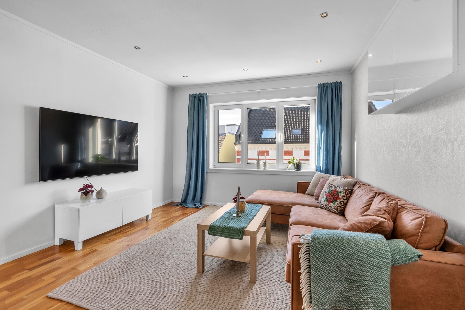 Åpen og luftig stue med god plass til sofagruppe Galleribilde