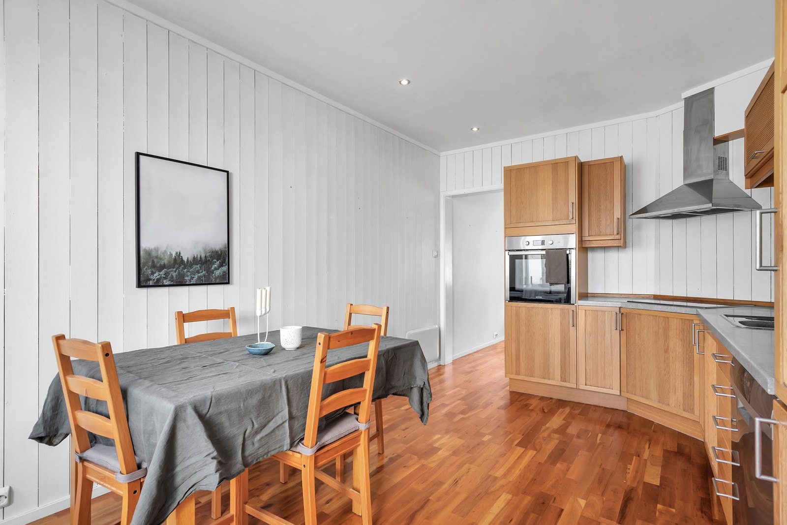 God plass til en hyggelig spisegruppe på kjøkkenet Galleribilde