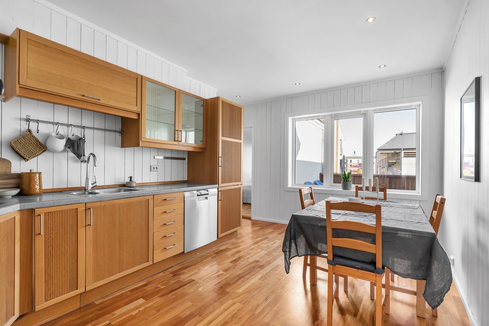 Kjøkkenrom med mye lysinnslipp fra store vindusflater Galleribilde