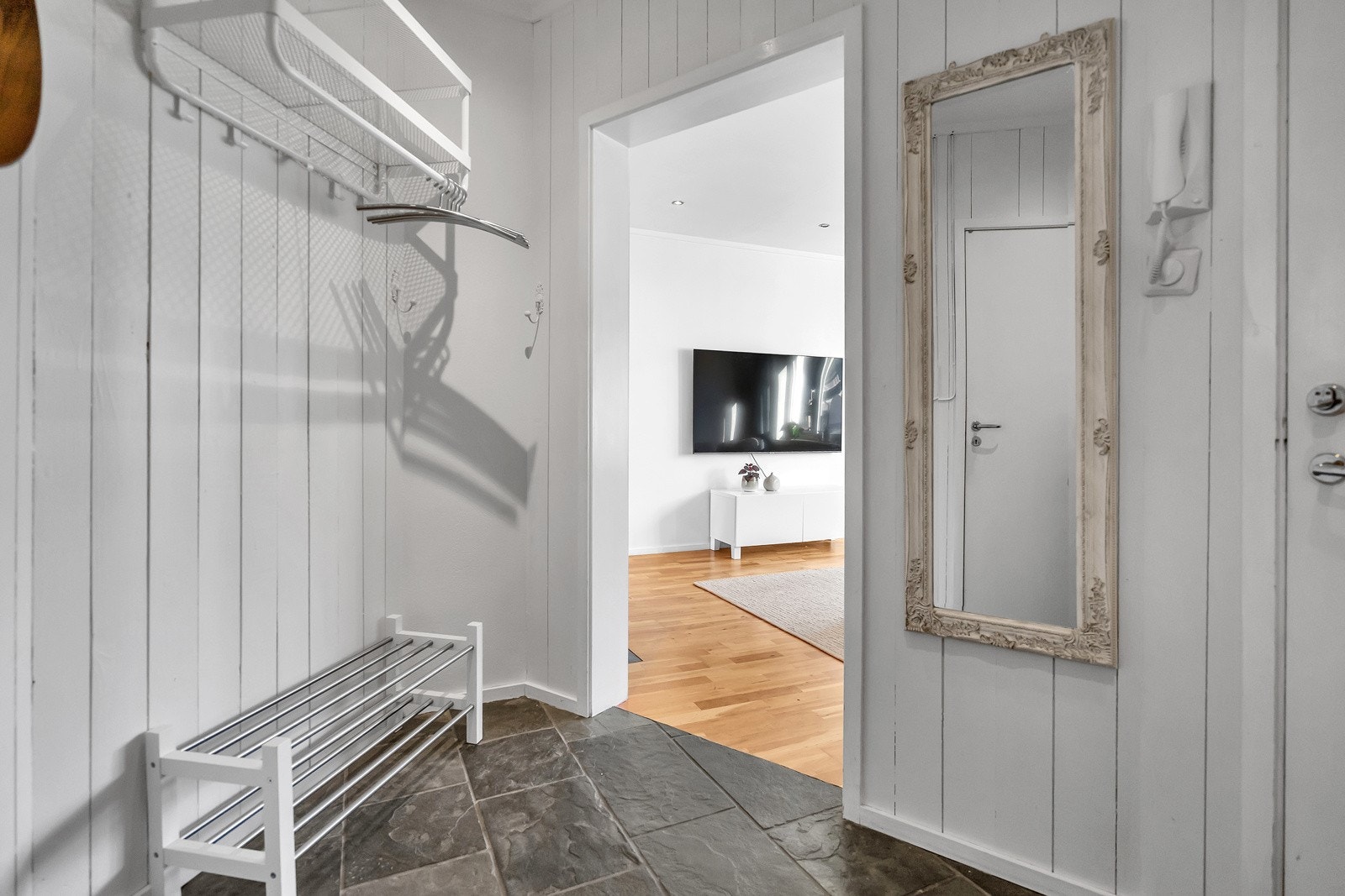 Gang med plass til oppbevaring av ytterklær og sko Galleribilde