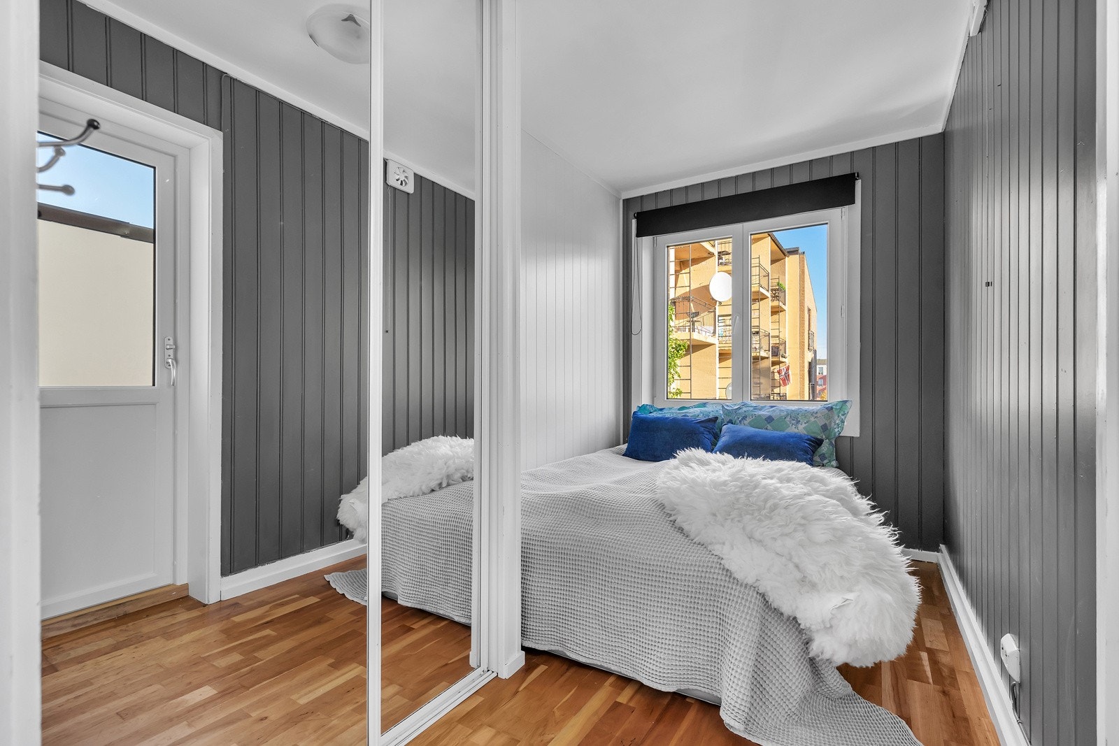 Soverom med plass til dobbelseng og garderobeskap Galleribilde