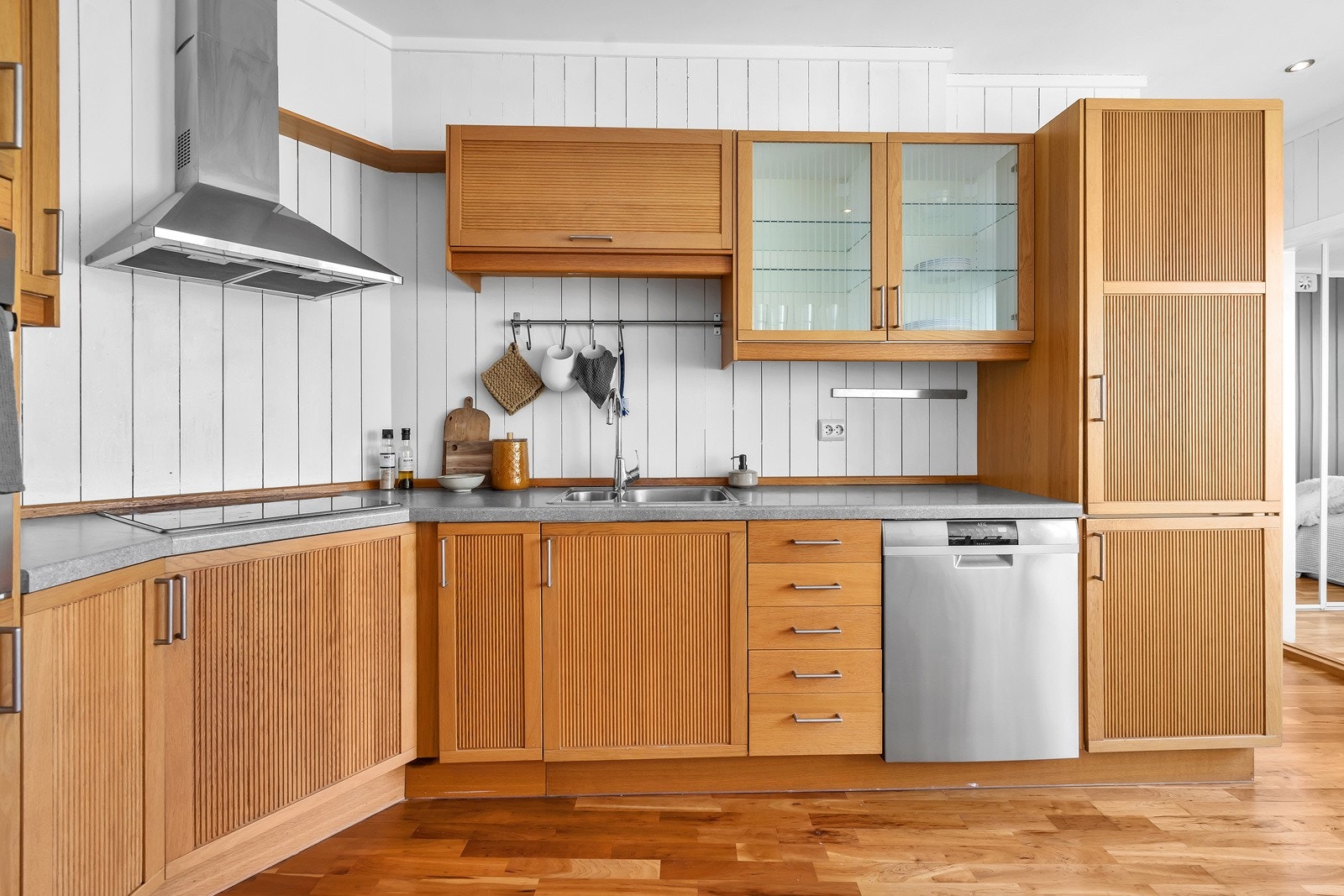 Kjøkkenet har godt med benk- og skapplass. Hvitevarer medfølger handelen Galleribilde