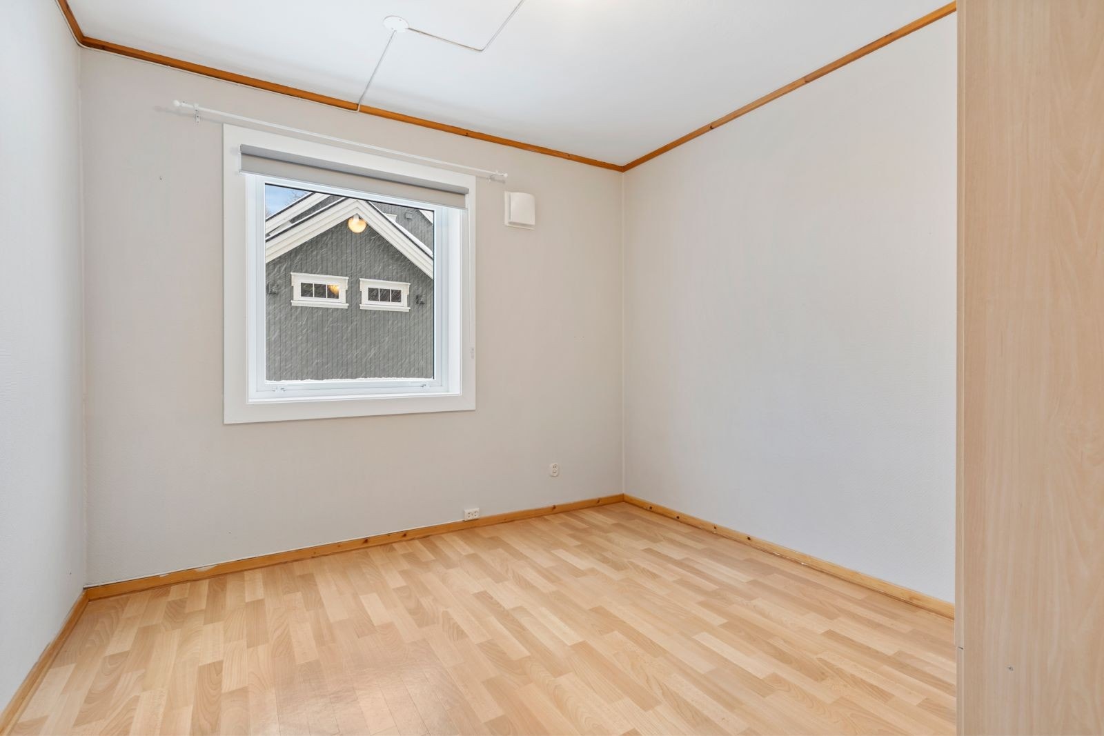 Soverom 2. Dette rommet er også romslig og vender mot rolige omgivelser. Galleribilde