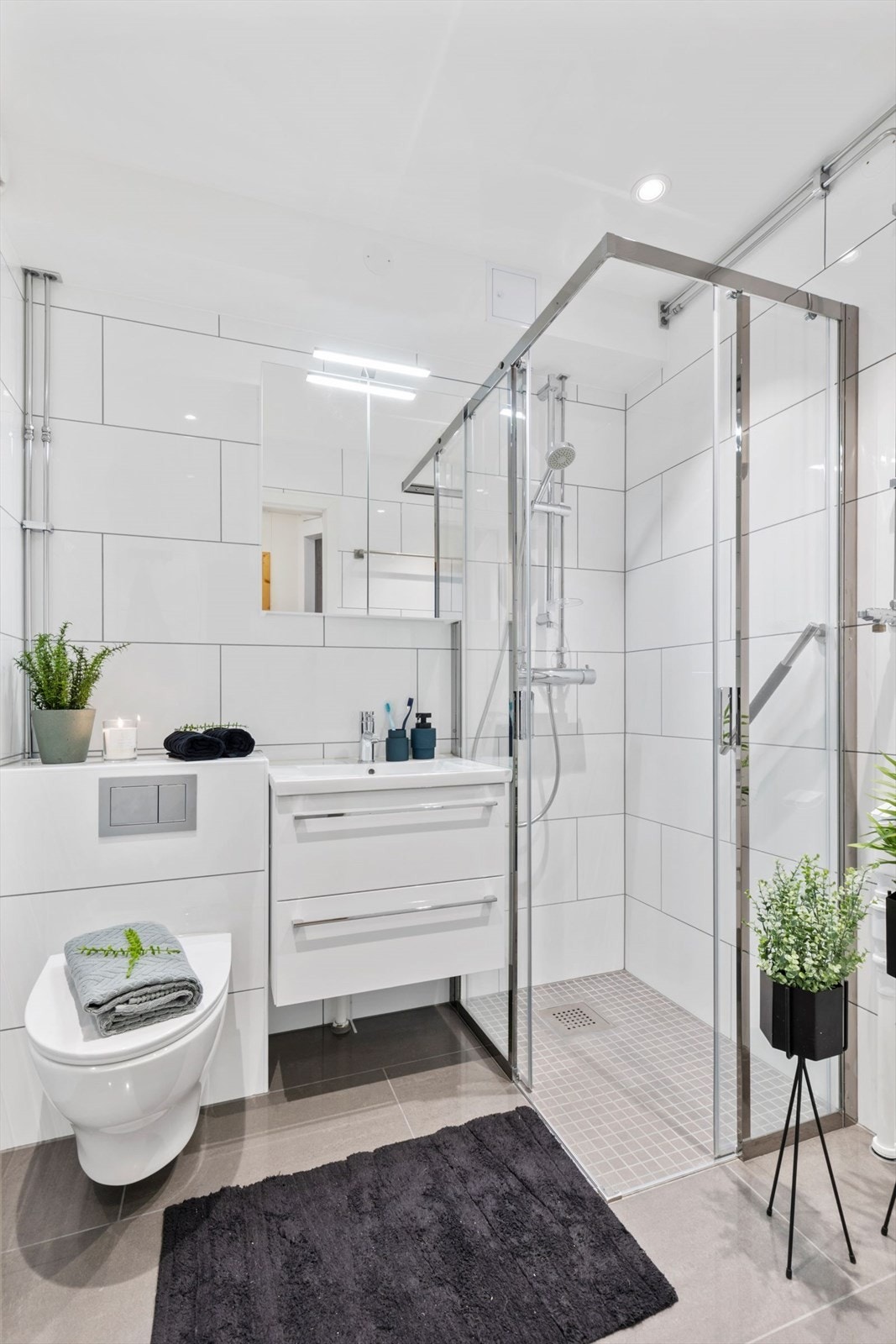 Bad fra 2019 med fliser på både gulv/vegg, lekker innredning, veggmontert wc og downlights i himling. Rørfornying utført av Entrepnor AS ca. 2017. Galleribilde
